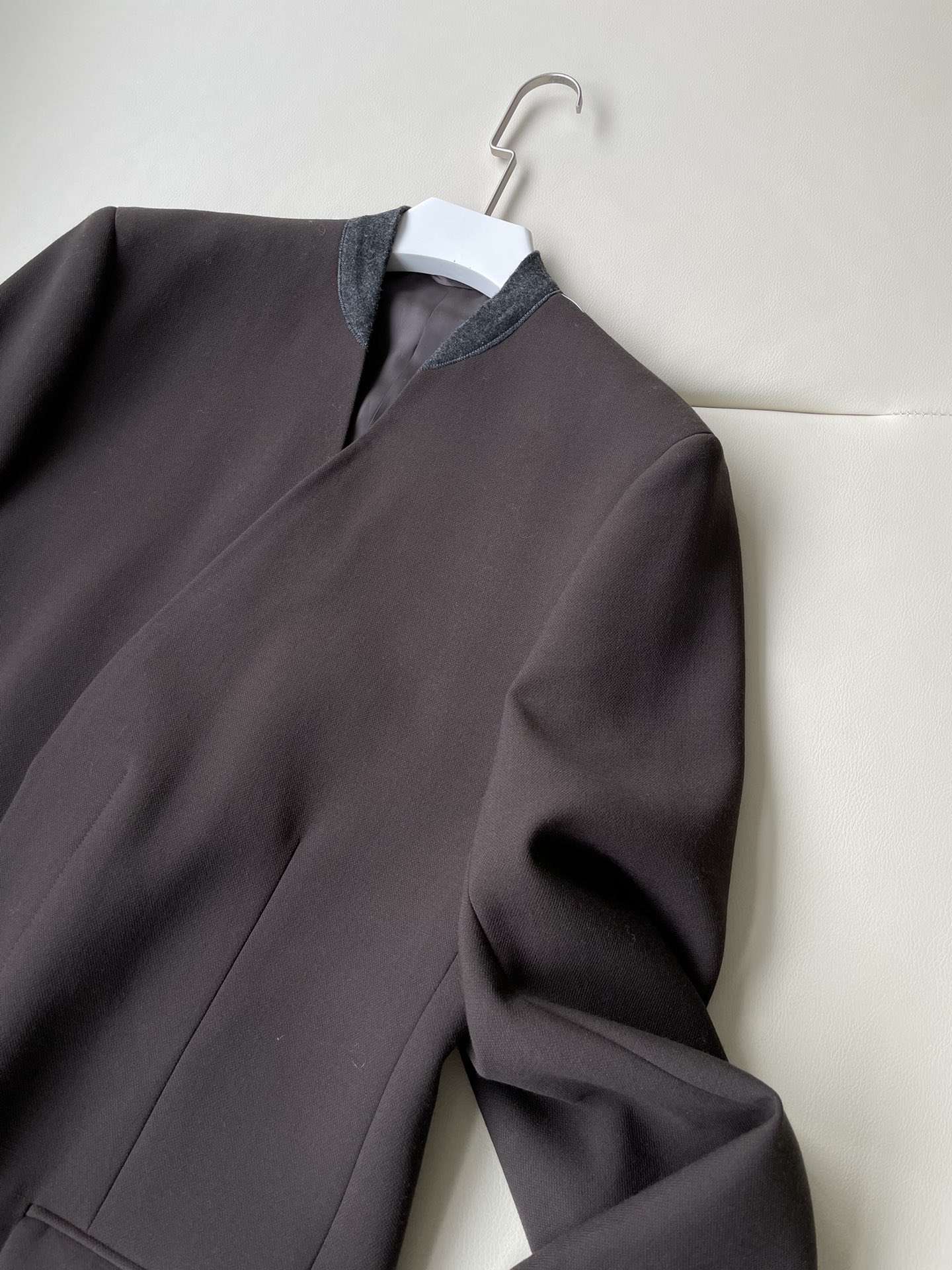 MM6 Dark Morphine Wool Suit: Innovative Design with Architectural Details and High Comfort - 图片 2