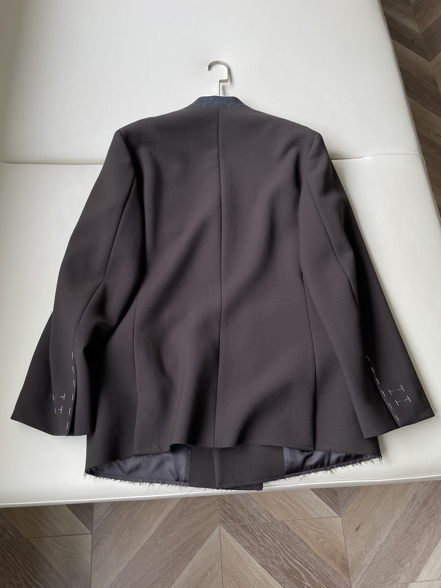 MM6 Dark Morphine Wool Suit: Innovative Design with Architectural Details and High Comfort - 图片 9