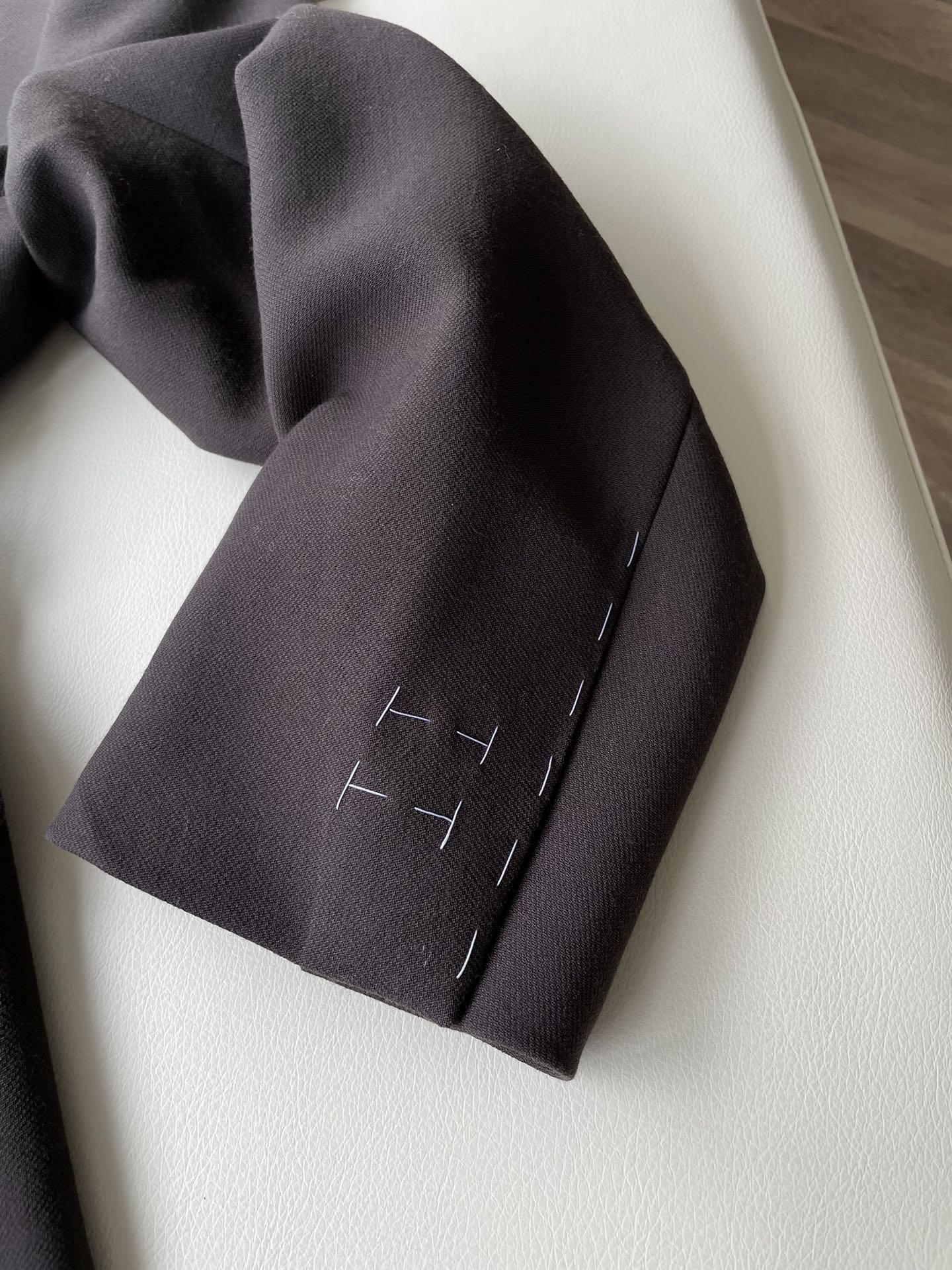 MM6 Dark Morphine Wool Suit: Innovative Design with Architectural Details and High Comfort - 图片 6