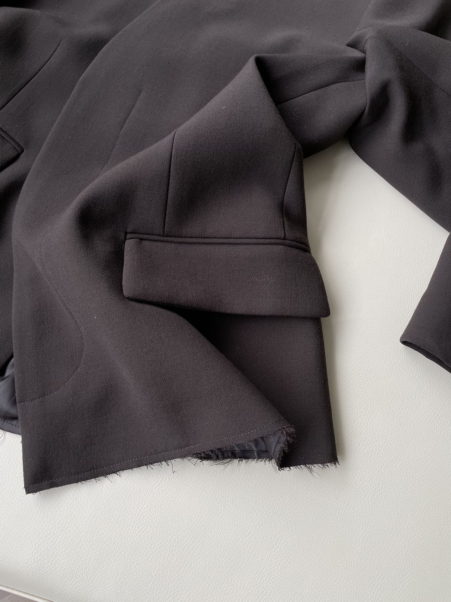 MM6 Dark Morphine Wool Suit: Innovative Design with Architectural Details and High Comfort - 图片 5