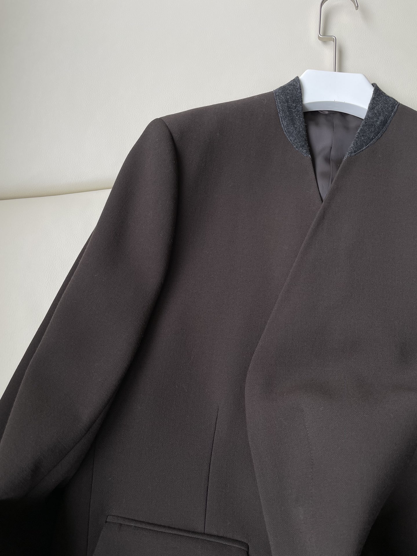 MM6 Dark Morphine Wool Suit: Innovative Design with Architectural Details and High Comfort - 图片 3