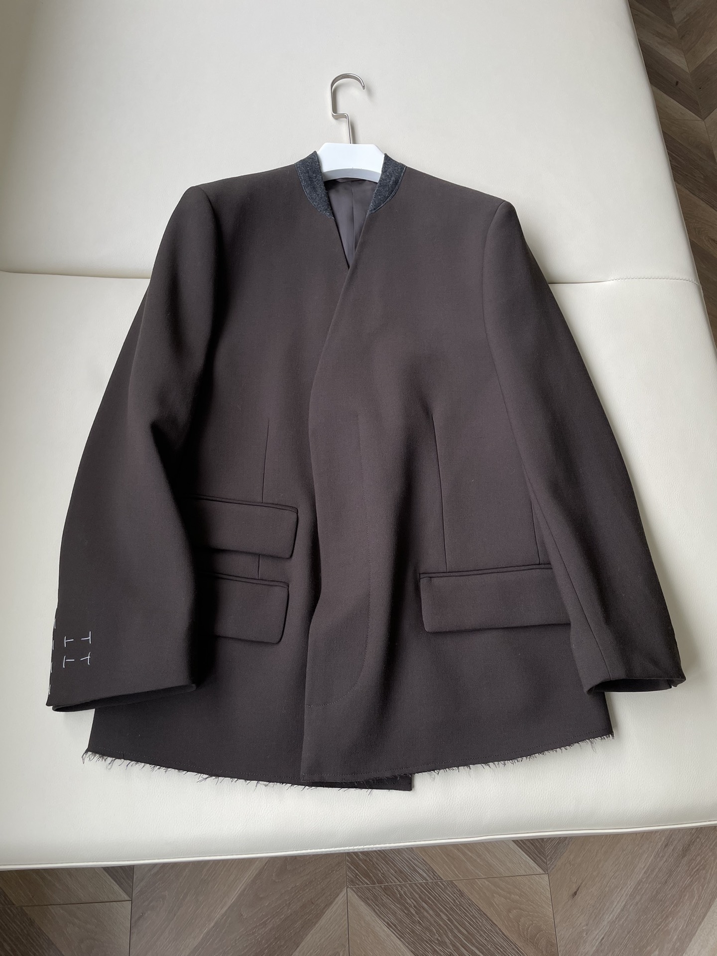 MM6 Dark Morphine Wool Suit: Innovative Design with Architectural Details and High Comfort