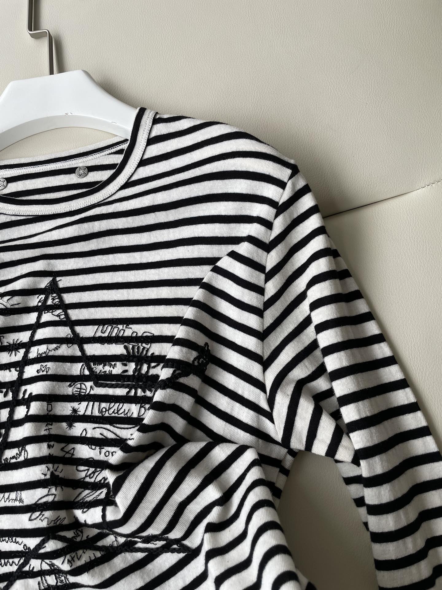 Ms. GOLDENGOOSE Striped Long Sleeve T-Shirt with Unique Details and Fabric Blend - 图片 5
