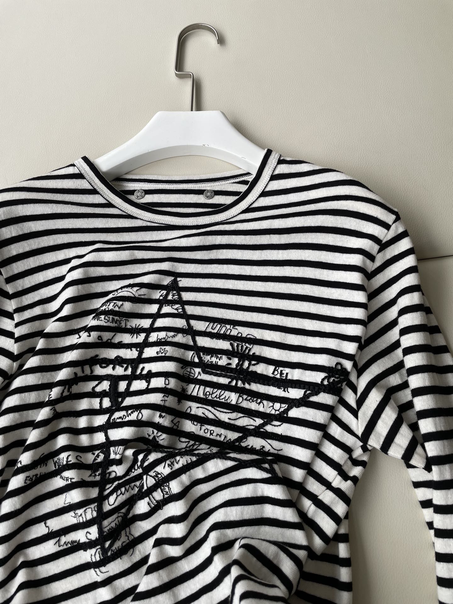 Ms. GOLDENGOOSE Striped Long Sleeve T-Shirt with Unique Details and Fabric Blend - 图片 2