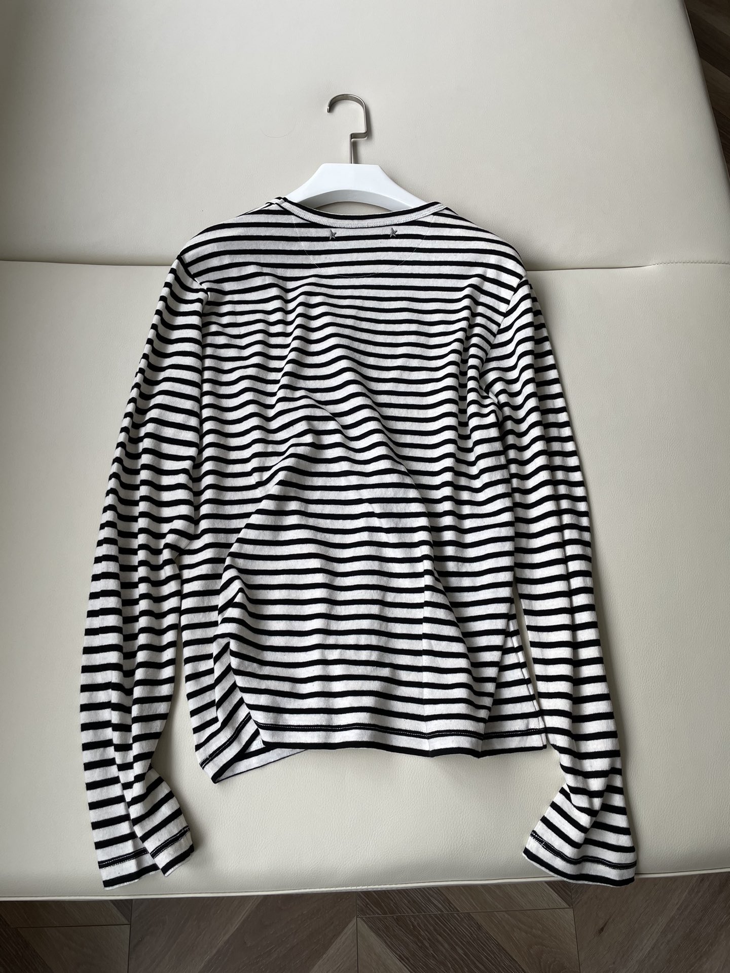 Ms. GOLDENGOOSE Striped Long Sleeve T-Shirt with Unique Details and Fabric Blend - 图片 8