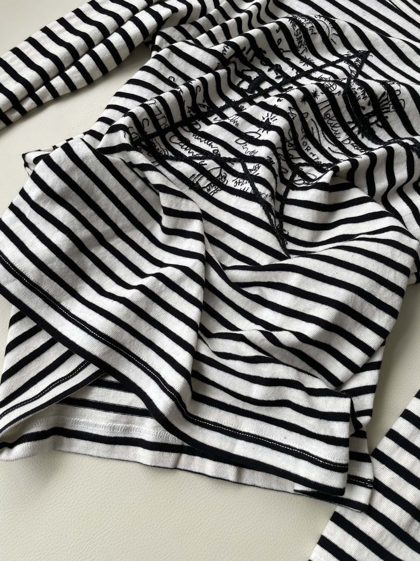 Ms. GOLDENGOOSE Striped Long Sleeve T-Shirt with Unique Details and Fabric Blend - 图片 4