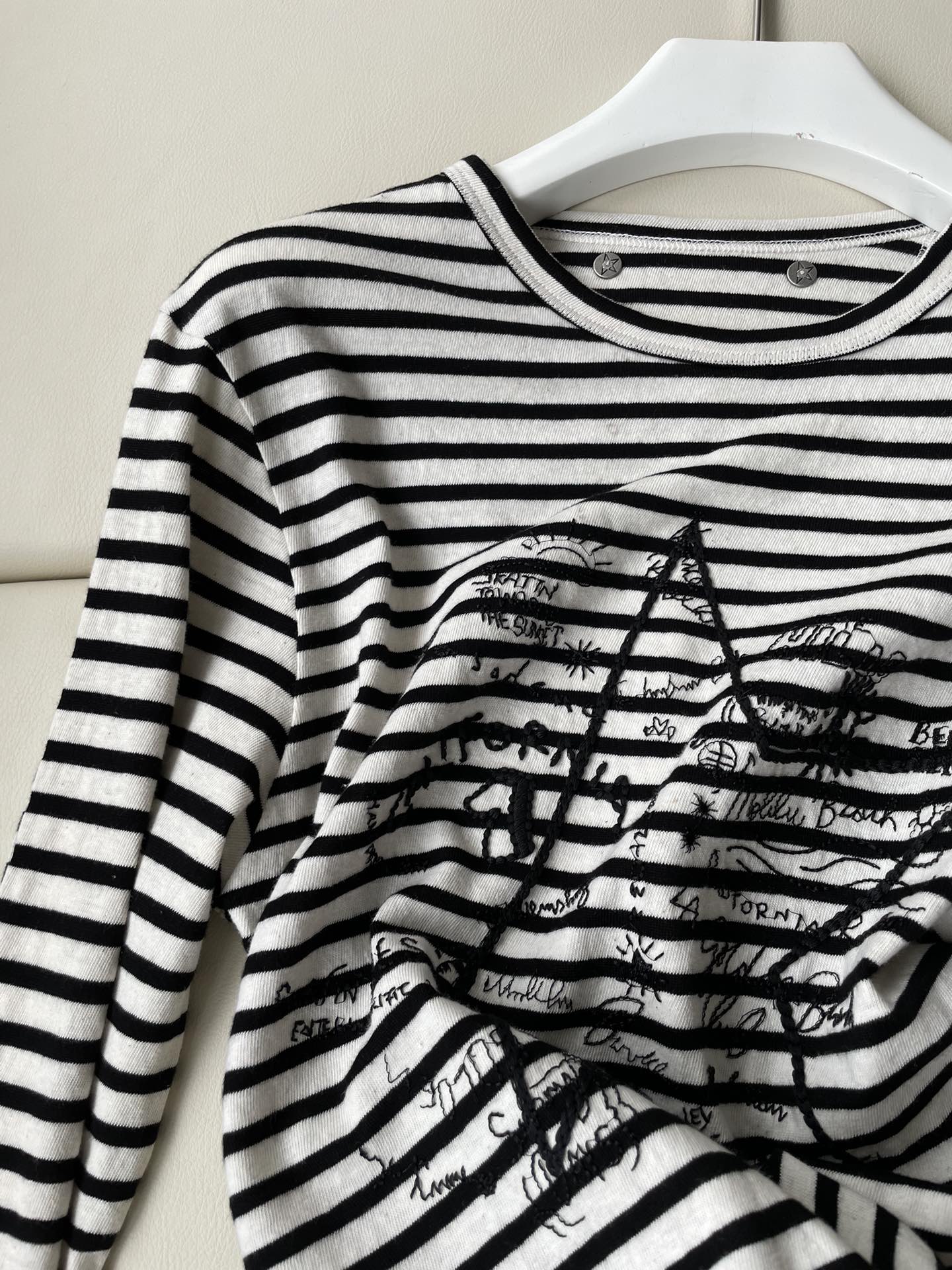 Ms. GOLDENGOOSE Striped Long Sleeve T-Shirt with Unique Details and Fabric Blend - 图片 3