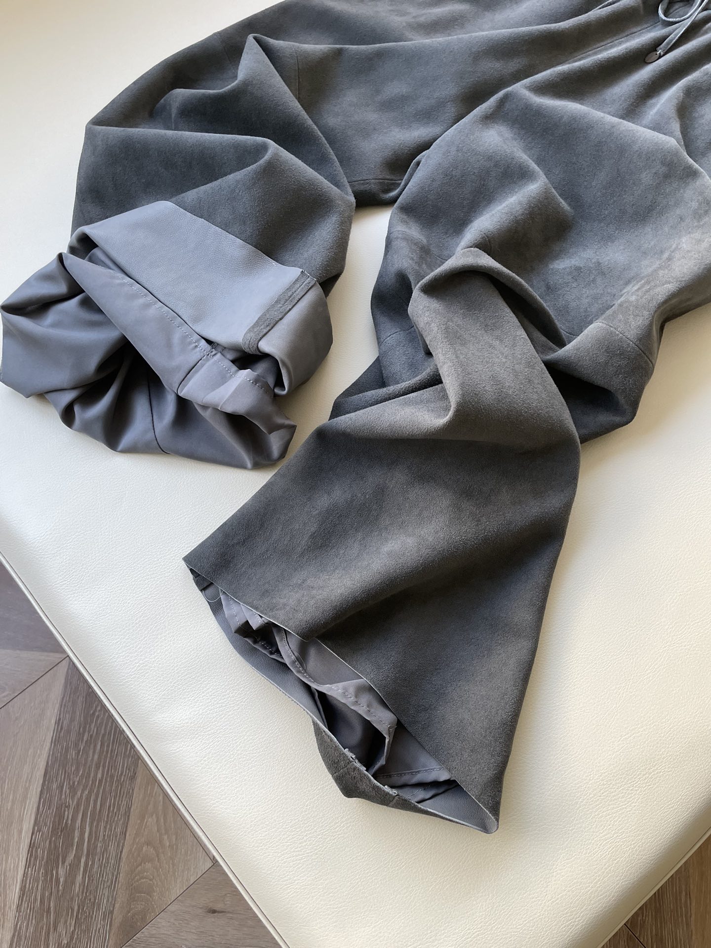 GilSander Sheephead Antifluorinated Leather Suit with Broad-Legged Pants - 图片 4