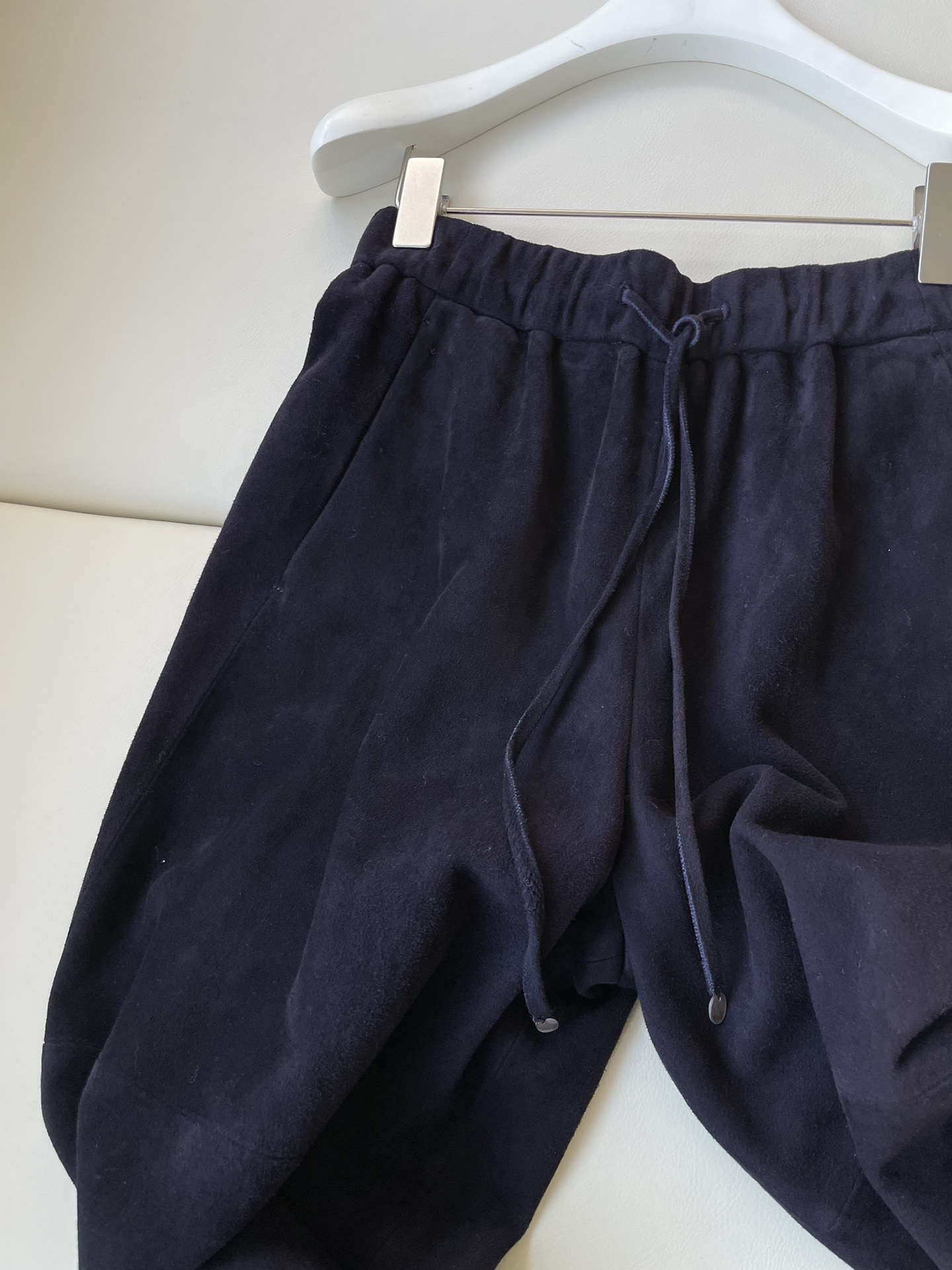 GilSander’s Sheephead Antifluorinated Leather Suit: Quality, Style, Functionality - 图片 3