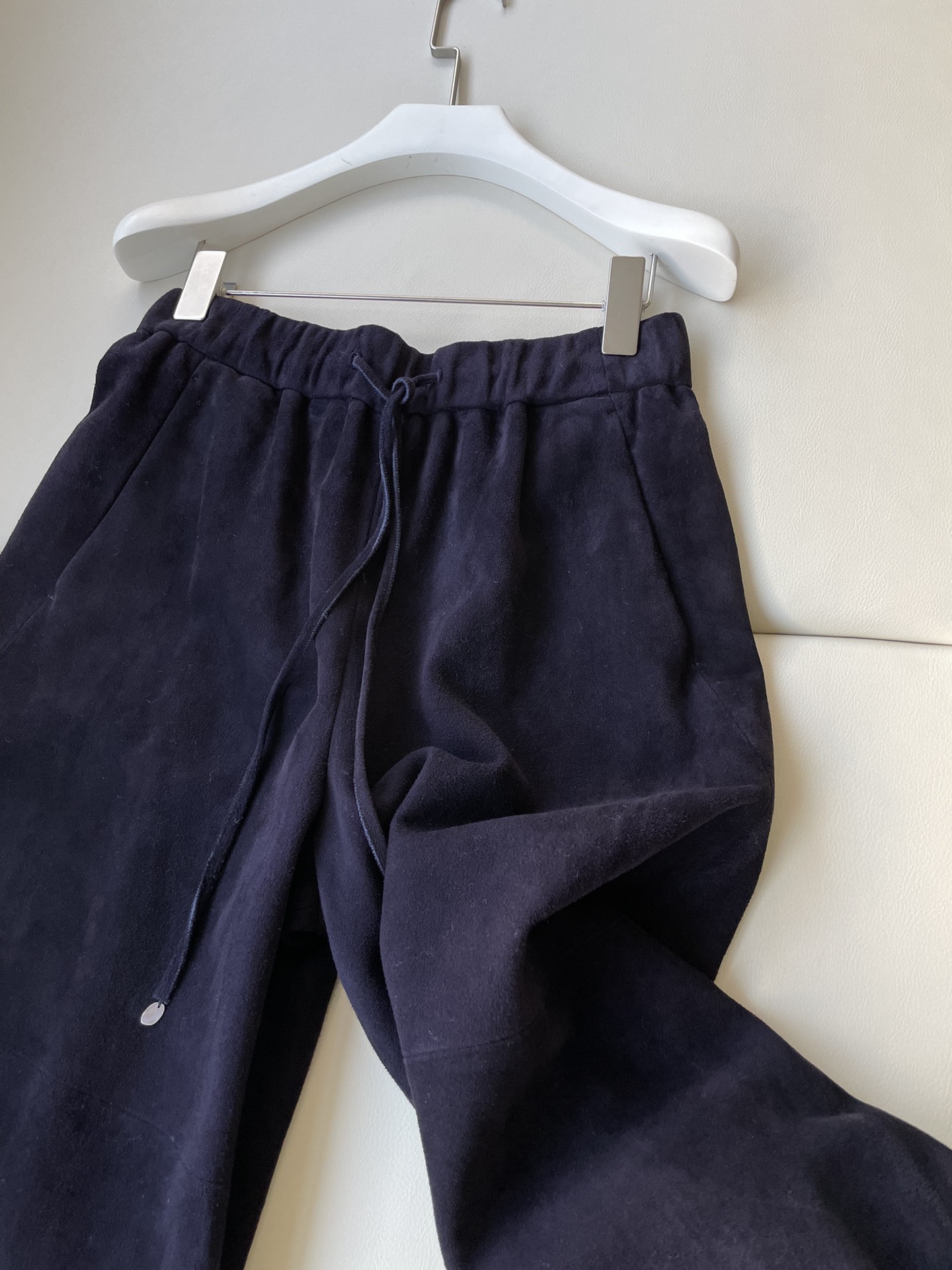 GilSander’s Sheephead Antifluorinated Leather Suit: Quality, Style, Functionality - 图片 2