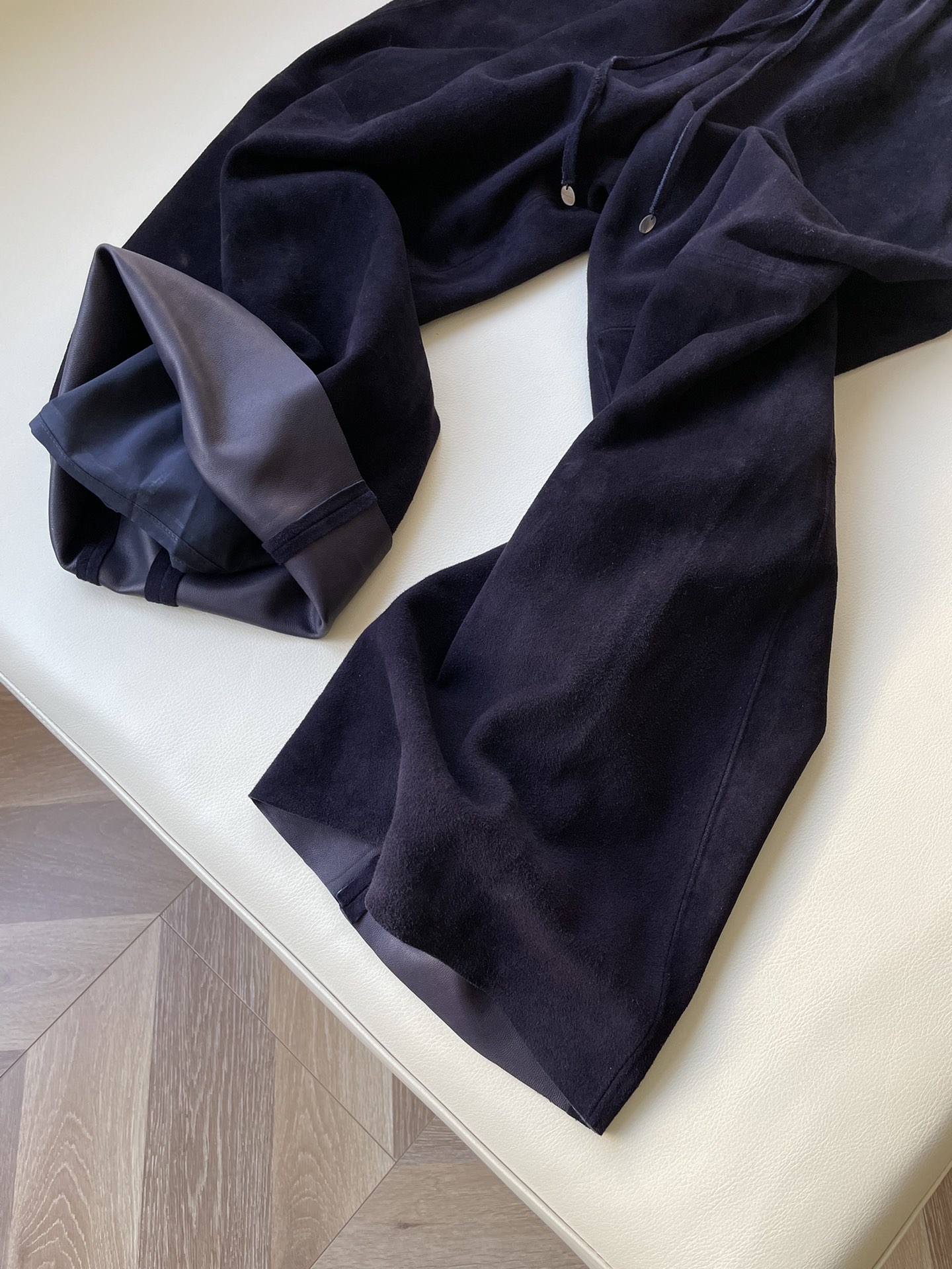 GilSander’s Sheephead Antifluorinated Leather Suit: Quality, Style, Functionality - 图片 4