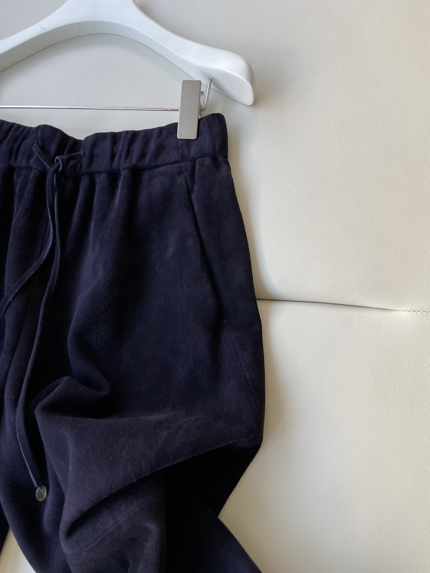 GilSander’s Sheephead Antifluorinated Leather Suit: Quality, Style, Functionality - 图片 5