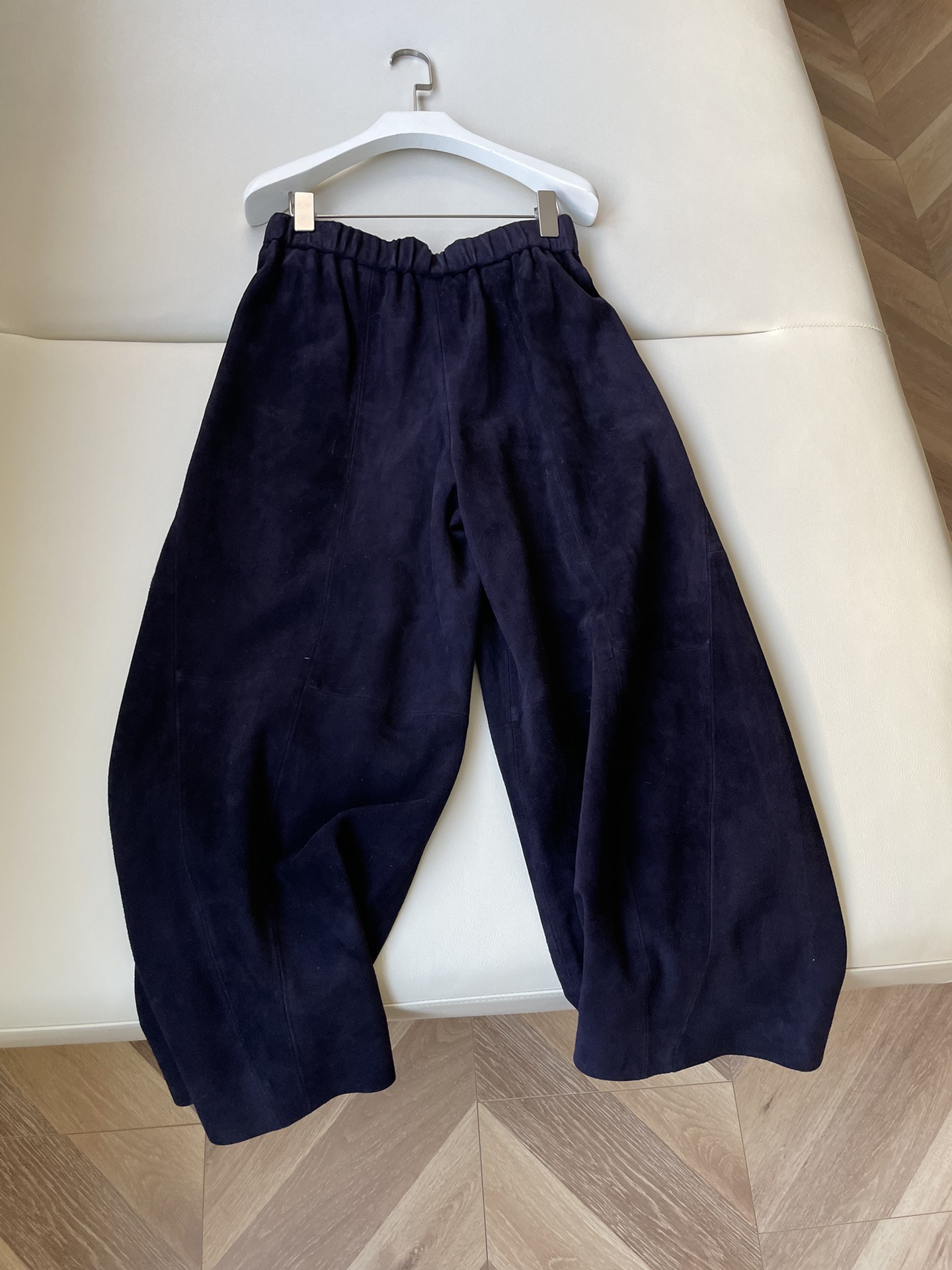 GilSander’s Sheephead Antifluorinated Leather Suit: Quality, Style, Functionality - 图片 8