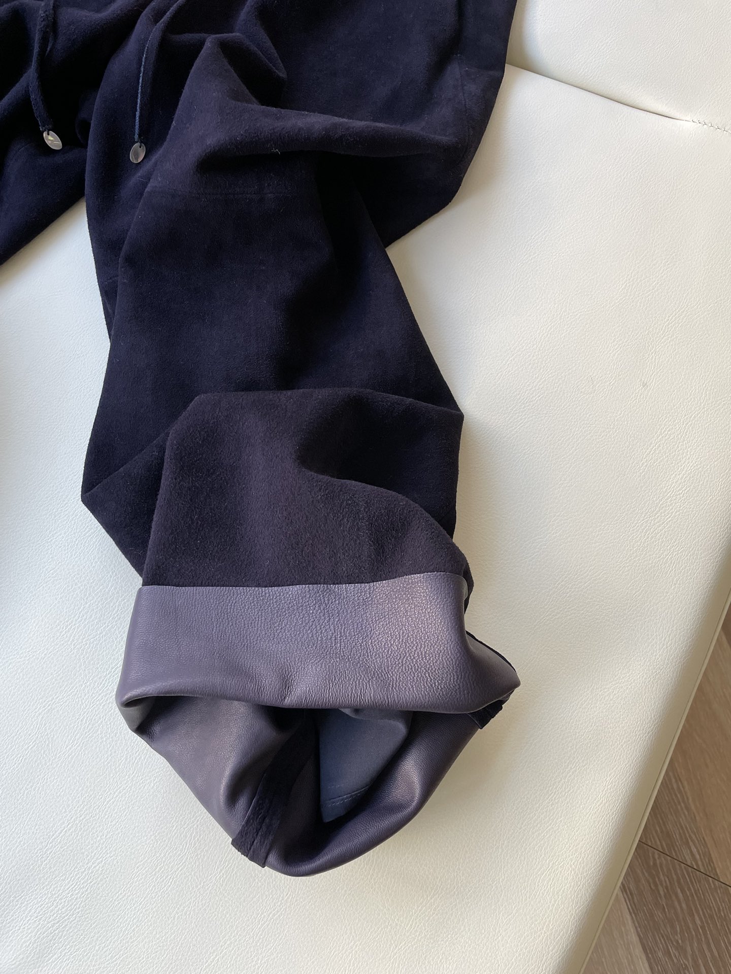 GilSander’s Sheephead Antifluorinated Leather Suit: Quality, Style, Functionality - 图片 6