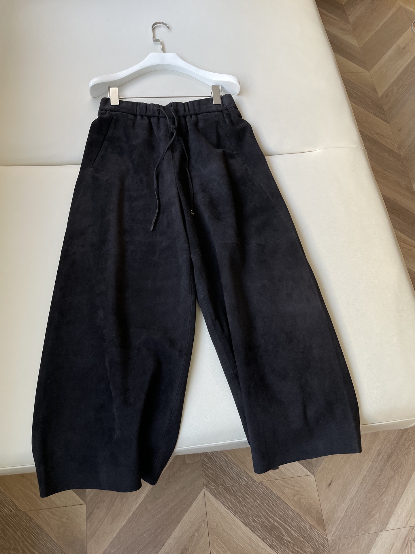 GilSander’s Antifluorinated Sheephead Leather Female Suit with Broad-legged Pants - 图片 1