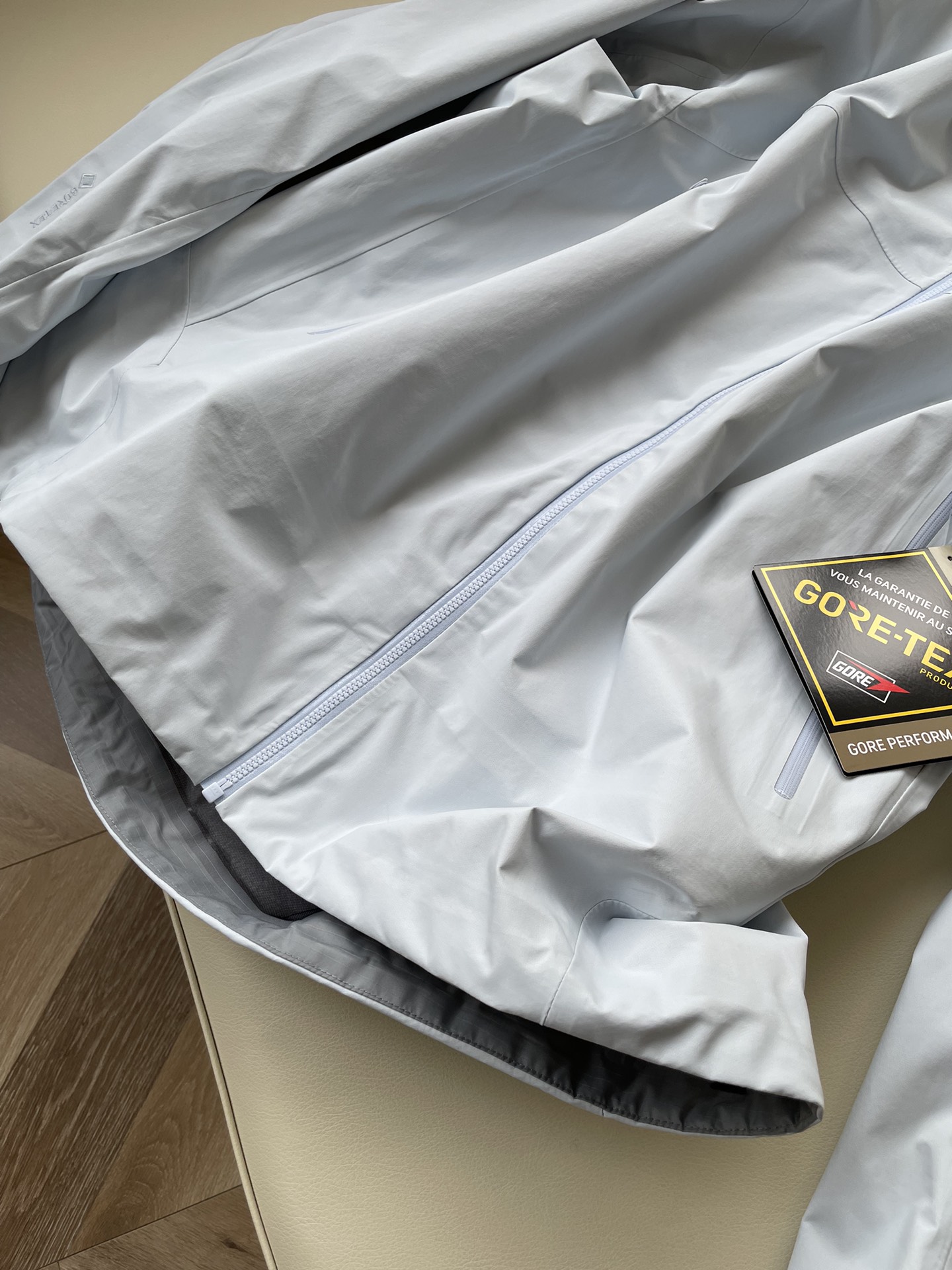 Arcteryx Beta Jacket: Functional Gore-Tex Shell for Women with Waterproof and Air-Proof Features - 图片 4