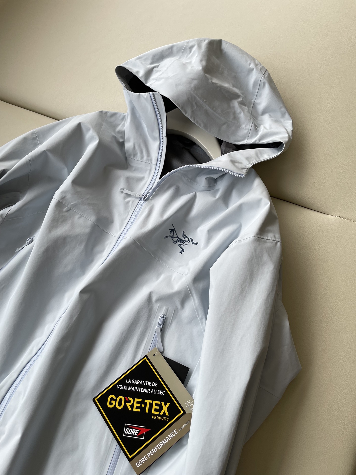 Arcteryx Beta Jacket: Functional Gore-Tex Shell for Women with Waterproof and Air-Proof Features - 图片 2