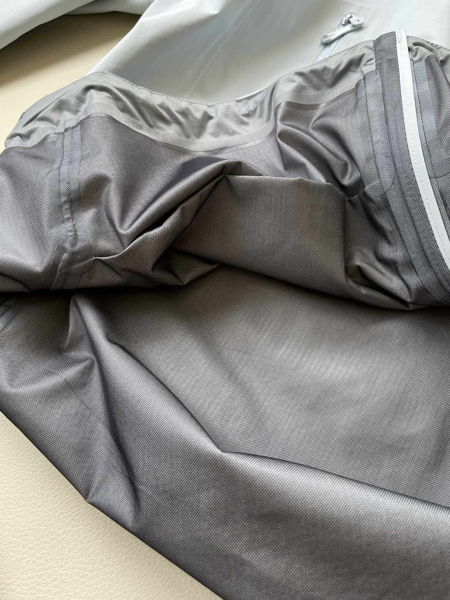 Arcteryx Beta Jacket: Functional Gore-Tex Shell for Women with Waterproof and Air-Proof Features - 图片 6