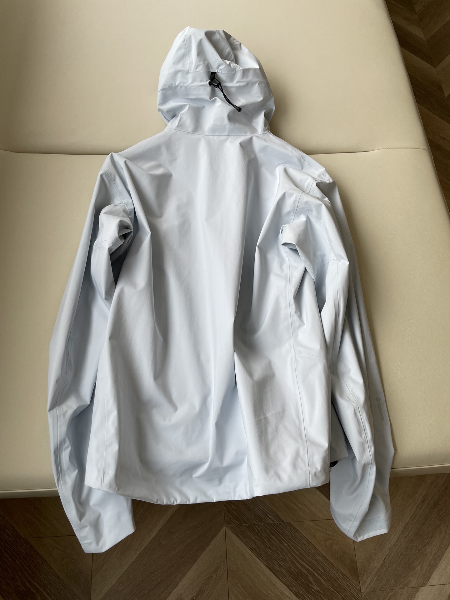 Arcteryx Beta Jacket: Functional Gore-Tex Shell for Women with Waterproof and Air-Proof Features - 图片 8
