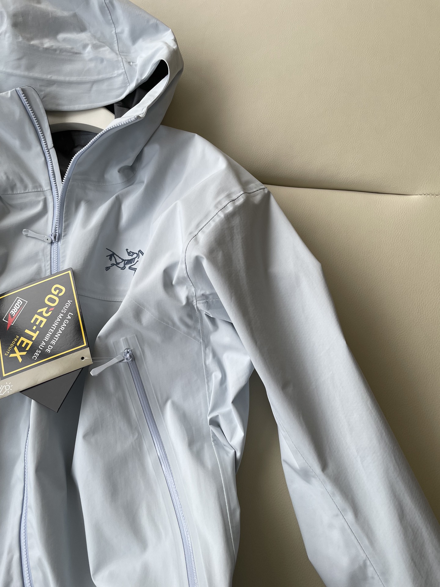 Arcteryx Beta Jacket: Functional Gore-Tex Shell for Women with Waterproof and Air-Proof Features - 图片 5