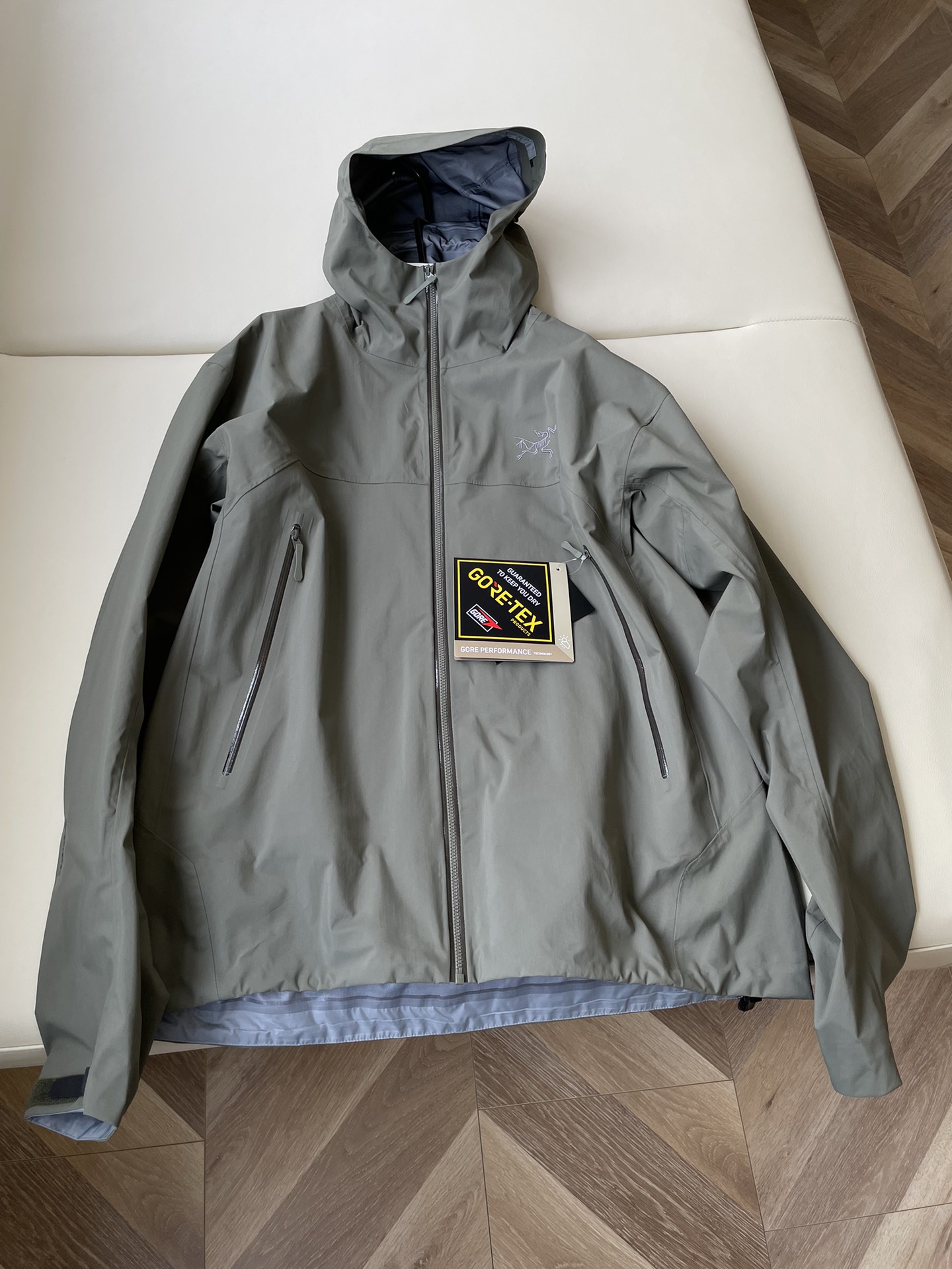 Arcteryx Beta Jacket: Functional Gore-Tex Shell for Women, Waterproof and Air-Proof, Sizes S-XXL - 图片 1