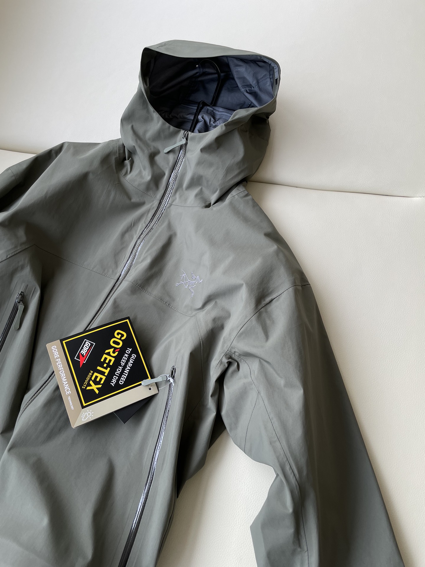 Arcteryx Beta Jacket: Functional Gore-Tex Shell for Women, Waterproof and Air-Proof, Sizes S-XXL - 图片 2