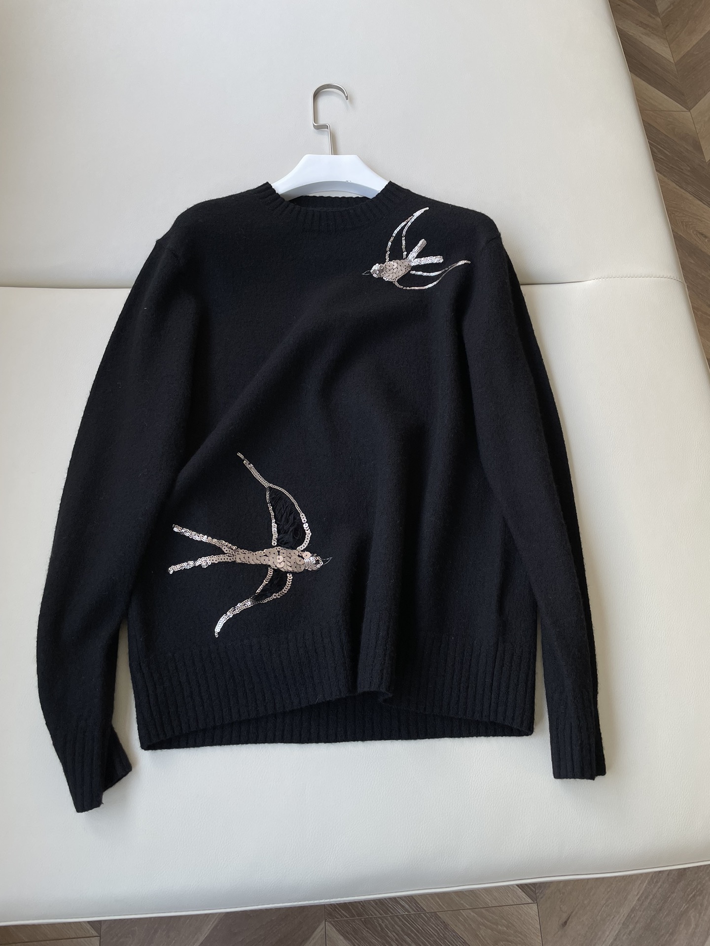 Stylish Female Suit with Jil Flybird Sweaters: Soft, Comfortable, and Unique - 图片 1