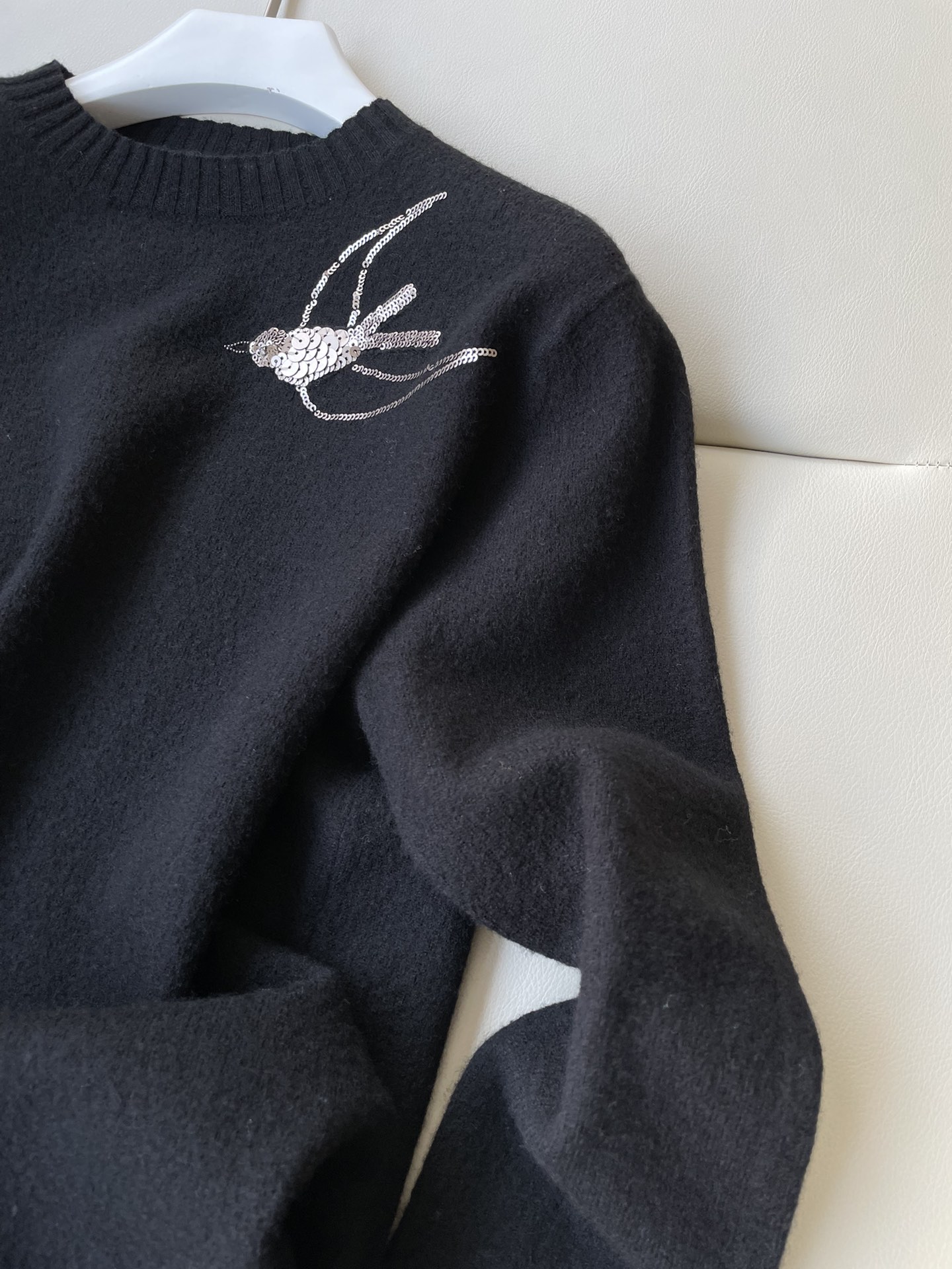 Stylish Female Suit with Jil Flybird Sweaters: Soft, Comfortable, and Unique - 图片 3
