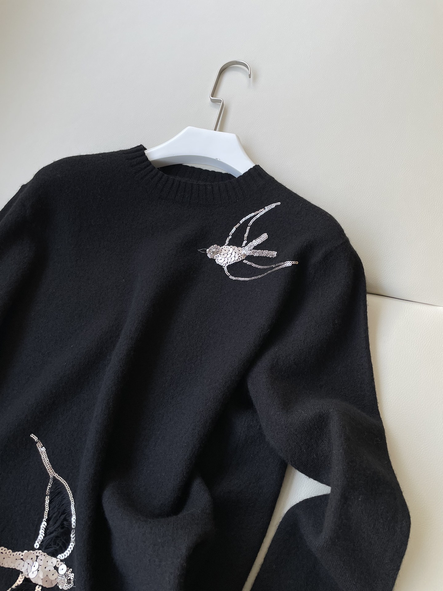 Stylish Female Suit with Jil Flybird Sweaters: Soft, Comfortable, and Unique - 图片 2