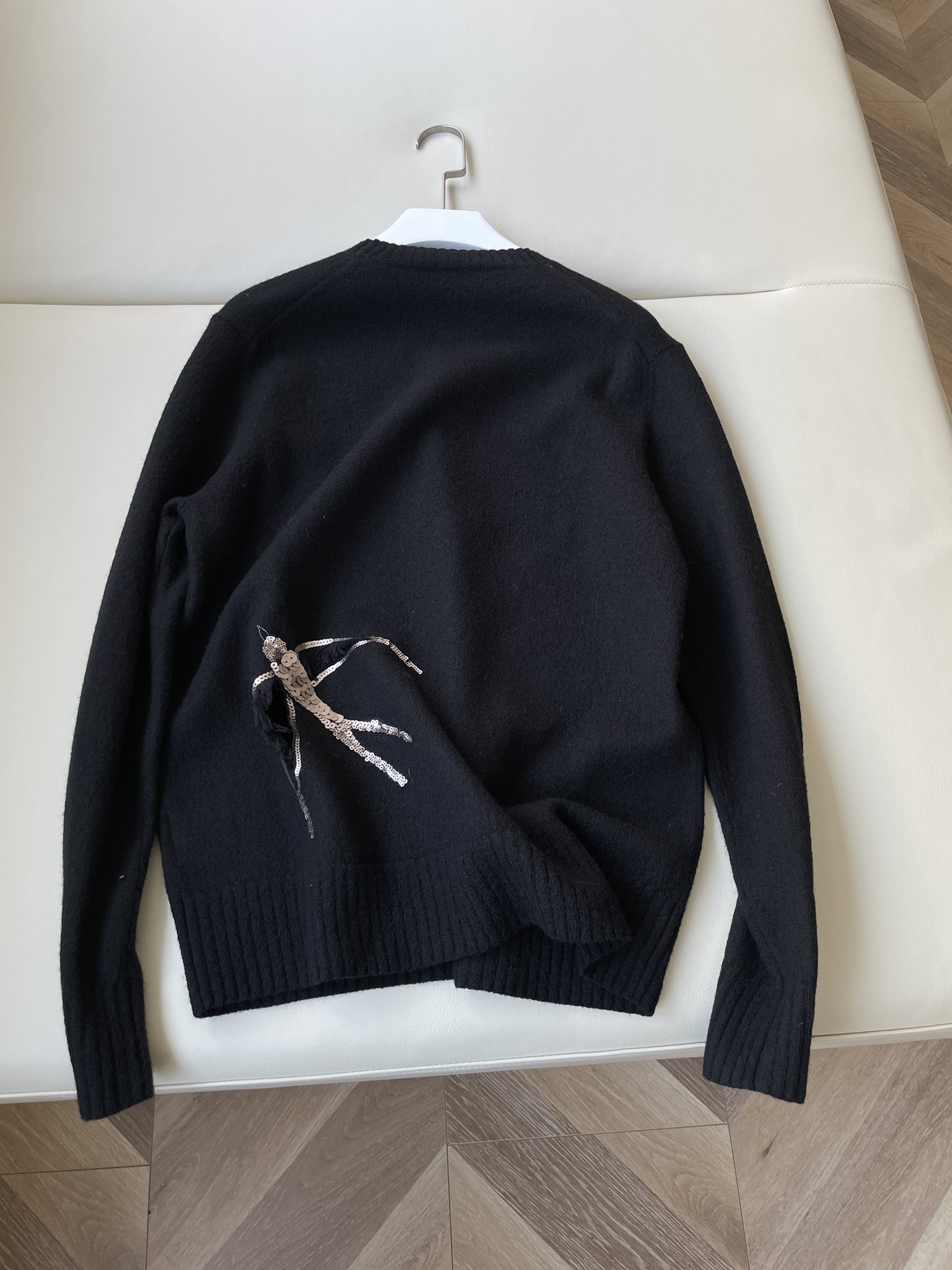 Stylish Female Suit with Jil Flybird Sweaters: Soft, Comfortable, and Unique - 图片 8