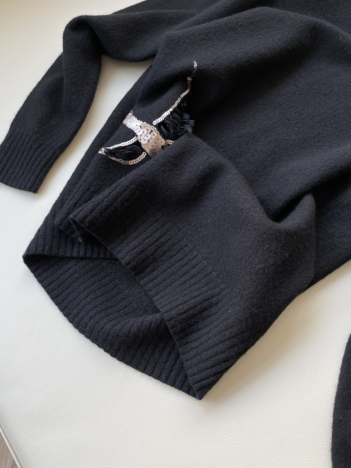 Stylish Female Suit with Jil Flybird Sweaters: Soft, Comfortable, and Unique - 图片 4