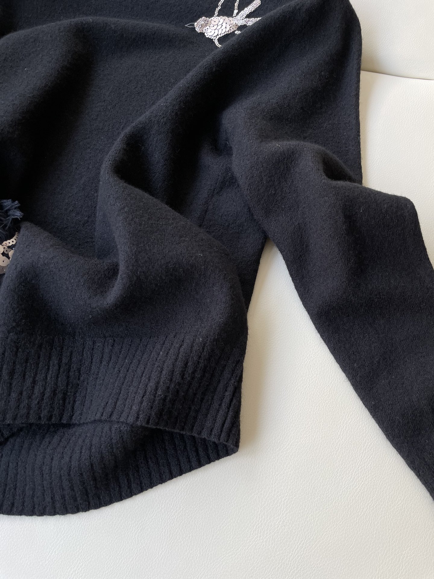 Stylish Female Suit with Jil Flybird Sweaters: Soft, Comfortable, and Unique - 图片 5