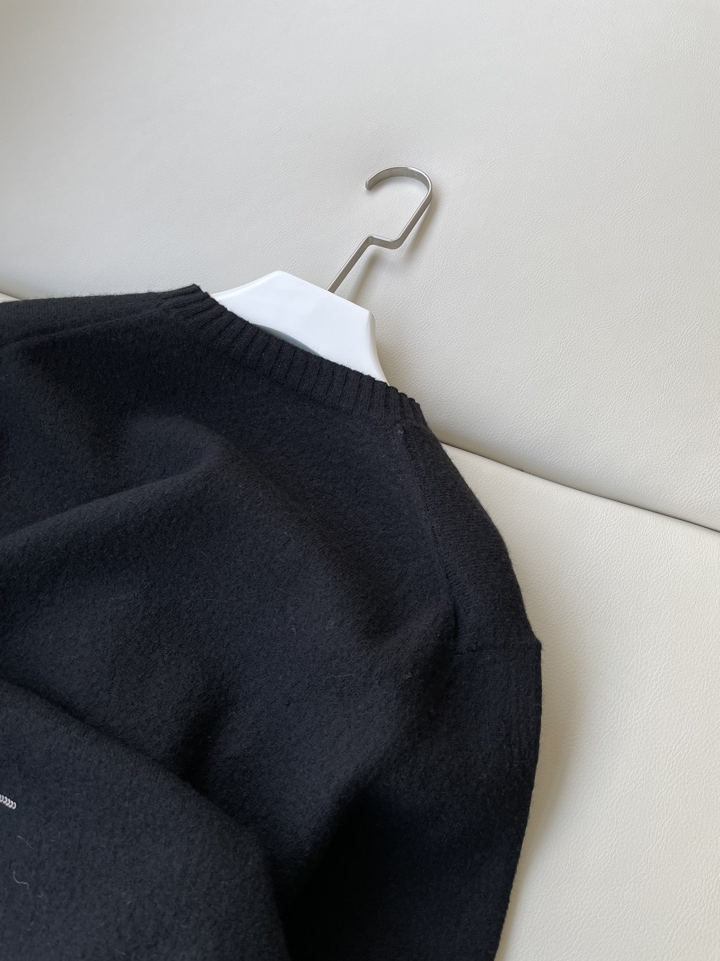 Stylish Female Suit with Jil Flybird Sweaters: Soft, Comfortable, and Unique - 图片 7