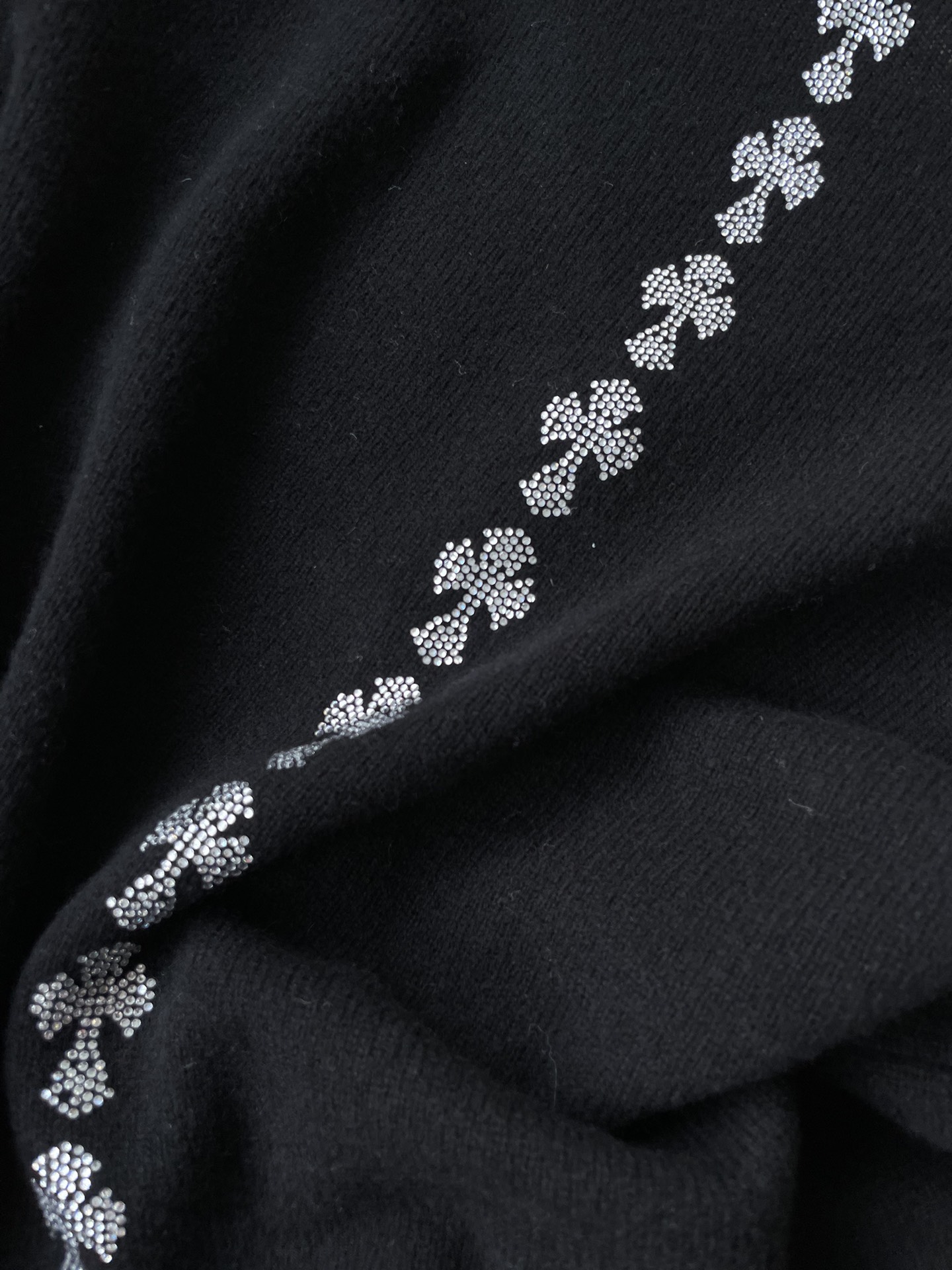 Stylish Female Suit Co-Opted with Croker’s Crucifix, Comfortable and Versatile. - 图片 8
