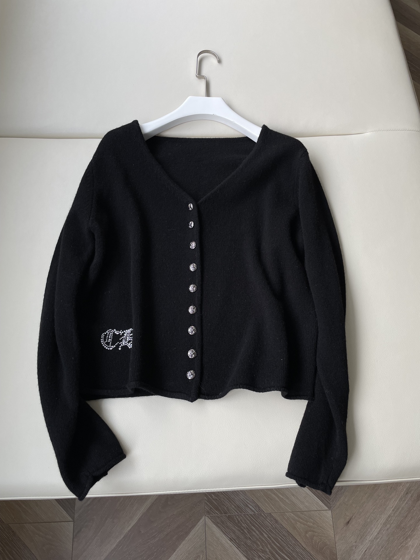 Stylish Female Suit Co-Opted with Croker’s Crucifix, Comfortable and Versatile. - 图片 1