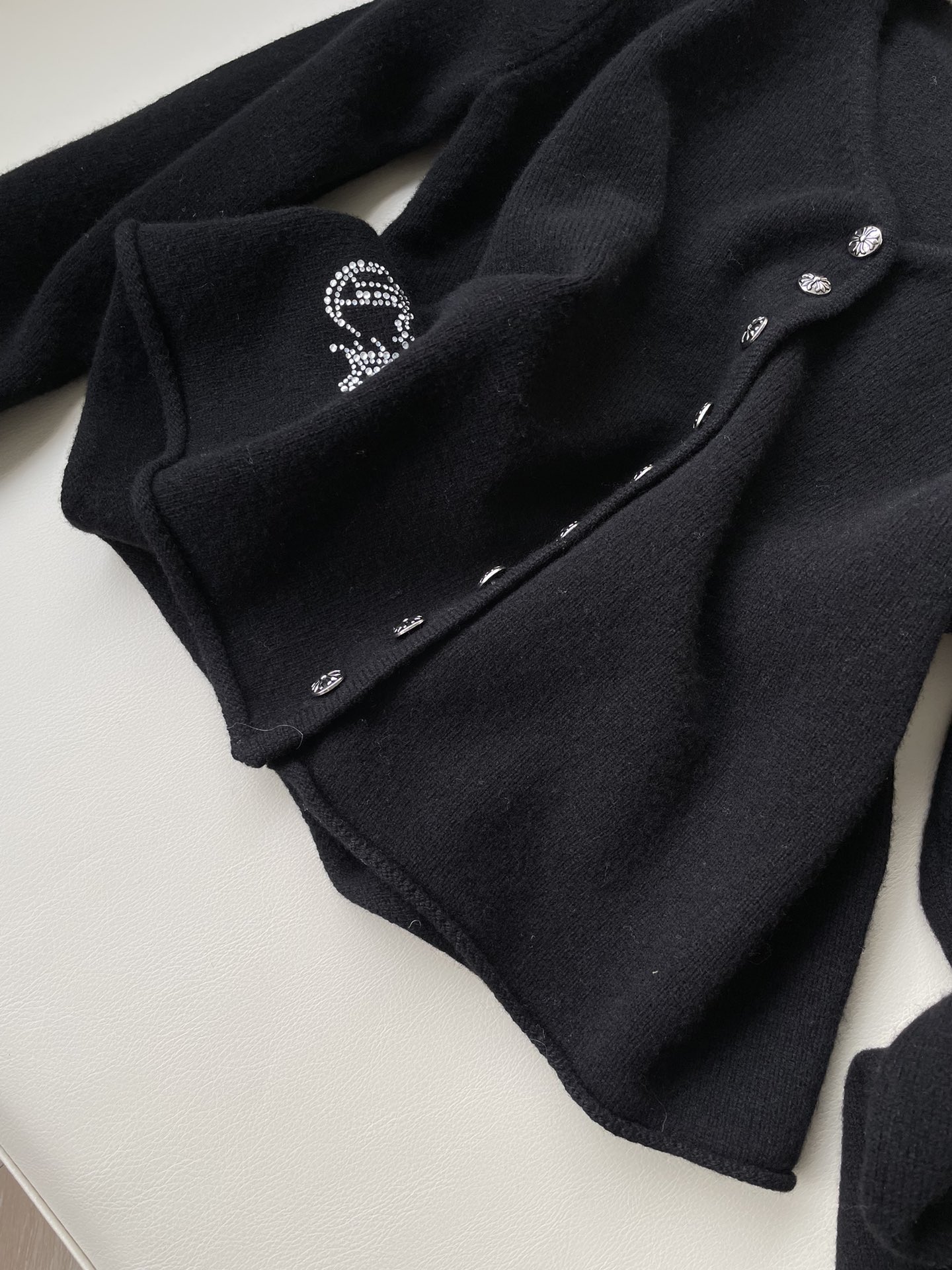 Stylish Female Suit Co-Opted with Croker’s Crucifix, Comfortable and Versatile. - 图片 4