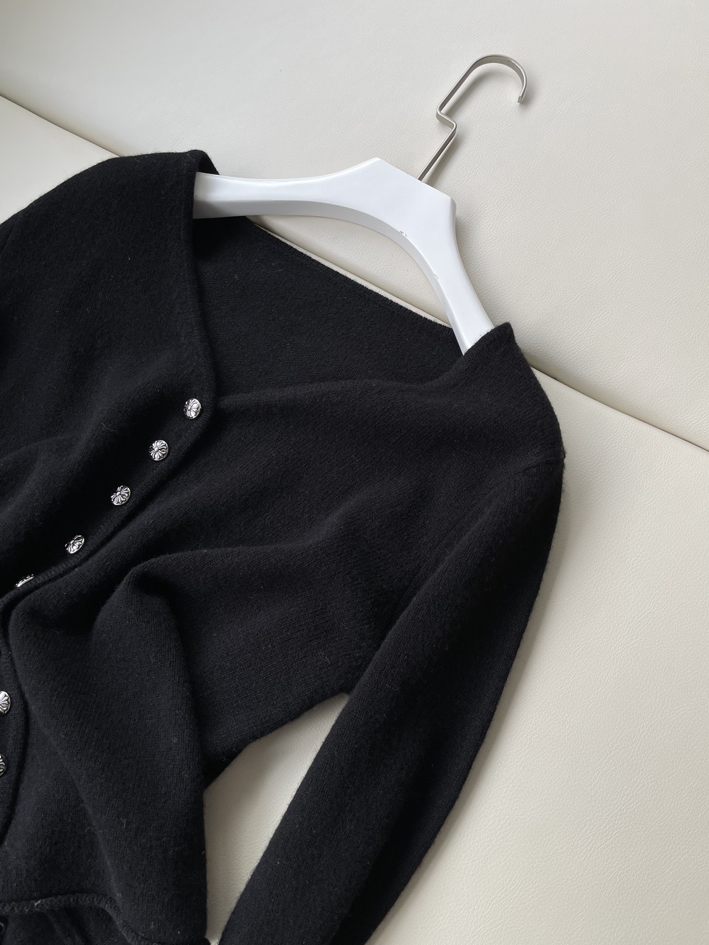 Stylish Female Suit Co-Opted with Croker’s Crucifix, Comfortable and Versatile. - 图片 2
