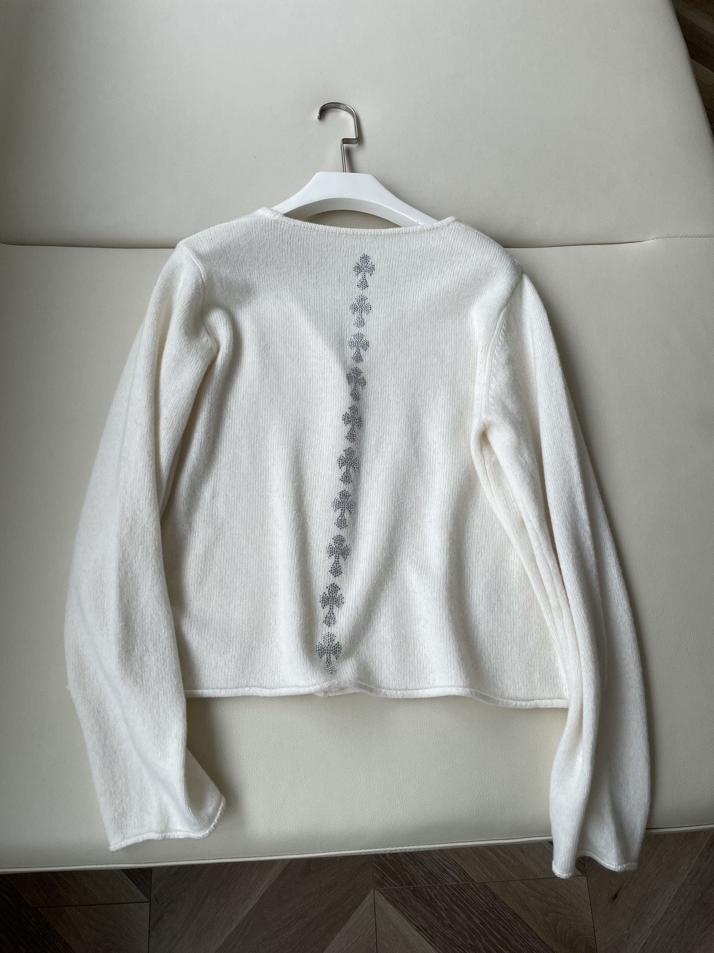 Stylish Female Suit Co-Opted with Croker’s Crucifix: Comfortable, Beautiful, and Versatile - 图片 7