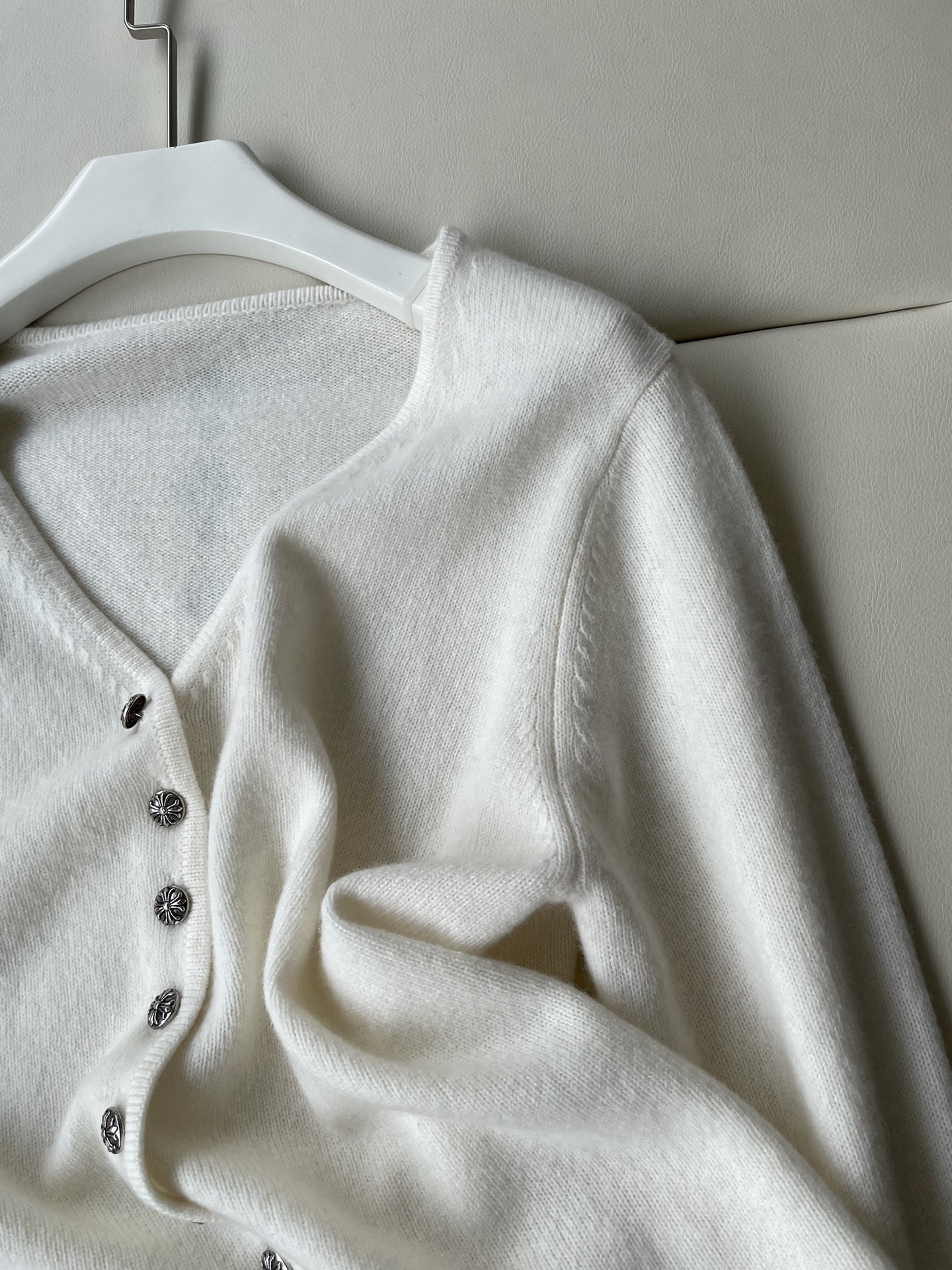 Stylish Female Suit Co-Opted with Croker’s Crucifix: Comfortable, Beautiful, and Versatile - 图片 5