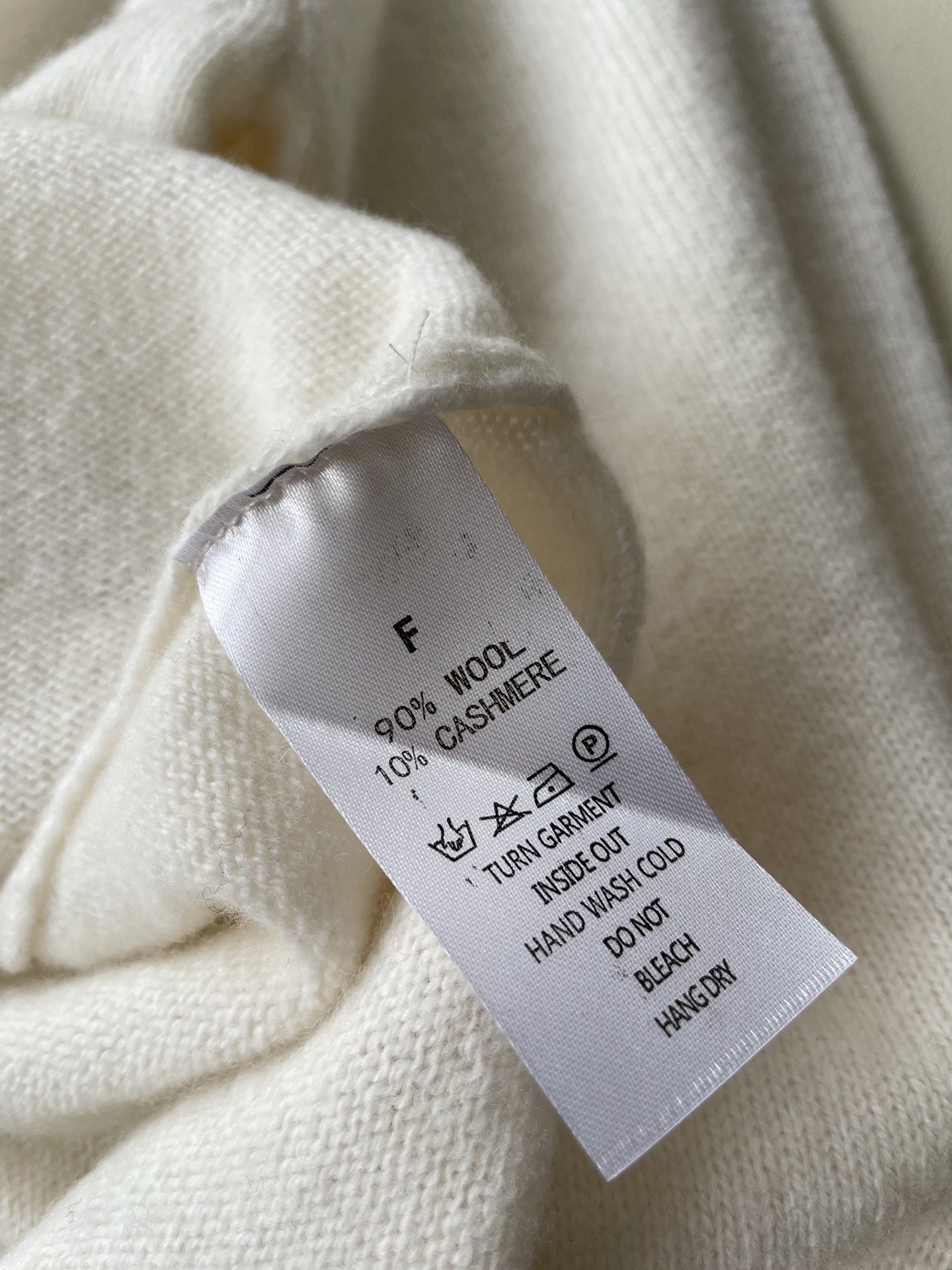 Stylish Female Suit Co-Opted with Croker’s Crucifix: Comfortable, Beautiful, and Versatile - 图片 6