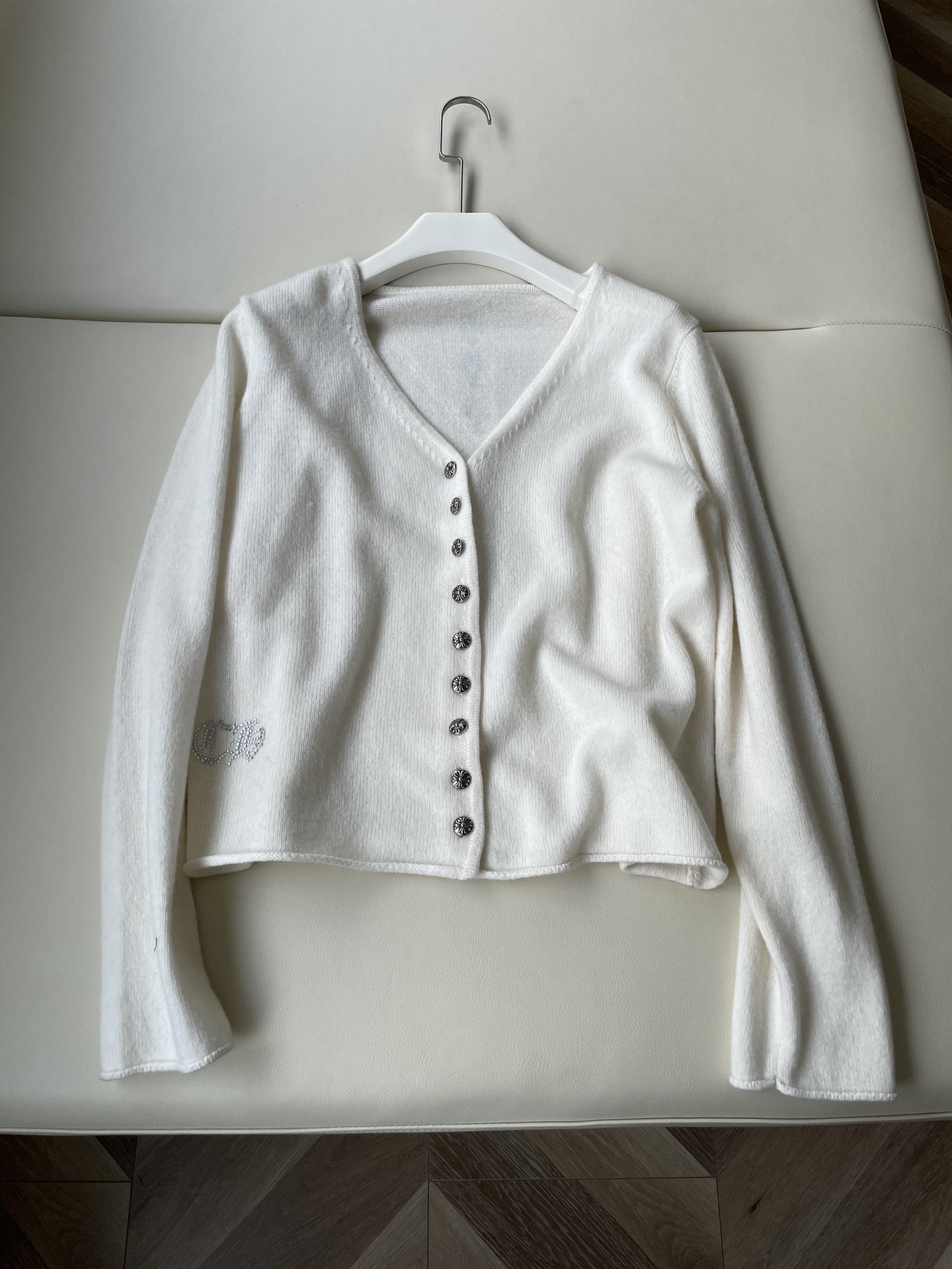 Stylish Female Suit Co-Opted with Croker’s Crucifix: Comfortable, Beautiful, and Versatile - 图片 1