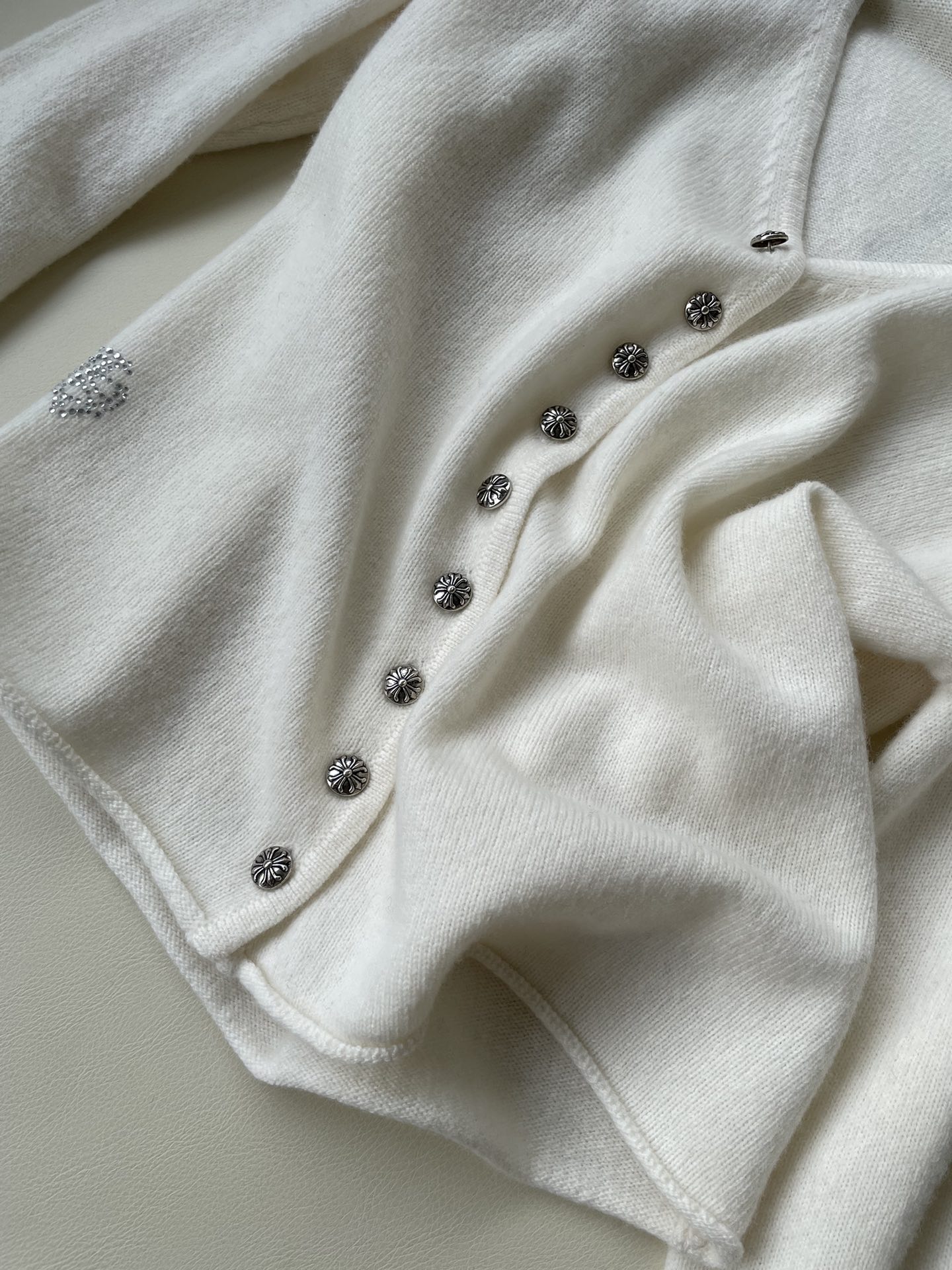 Stylish Female Suit Co-Opted with Croker’s Crucifix: Comfortable, Beautiful, and Versatile - 图片 4