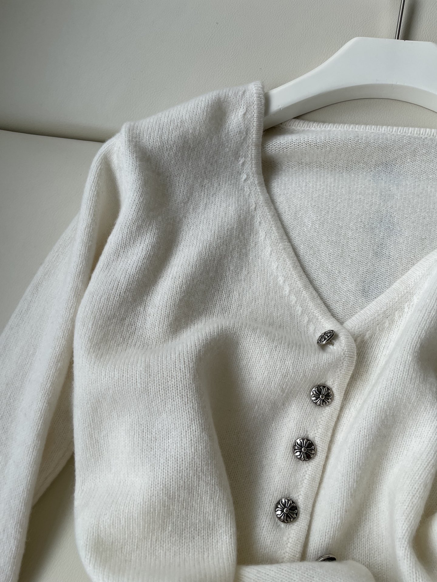 Stylish Female Suit Co-Opted with Croker’s Crucifix: Comfortable, Beautiful, and Versatile - 图片 3