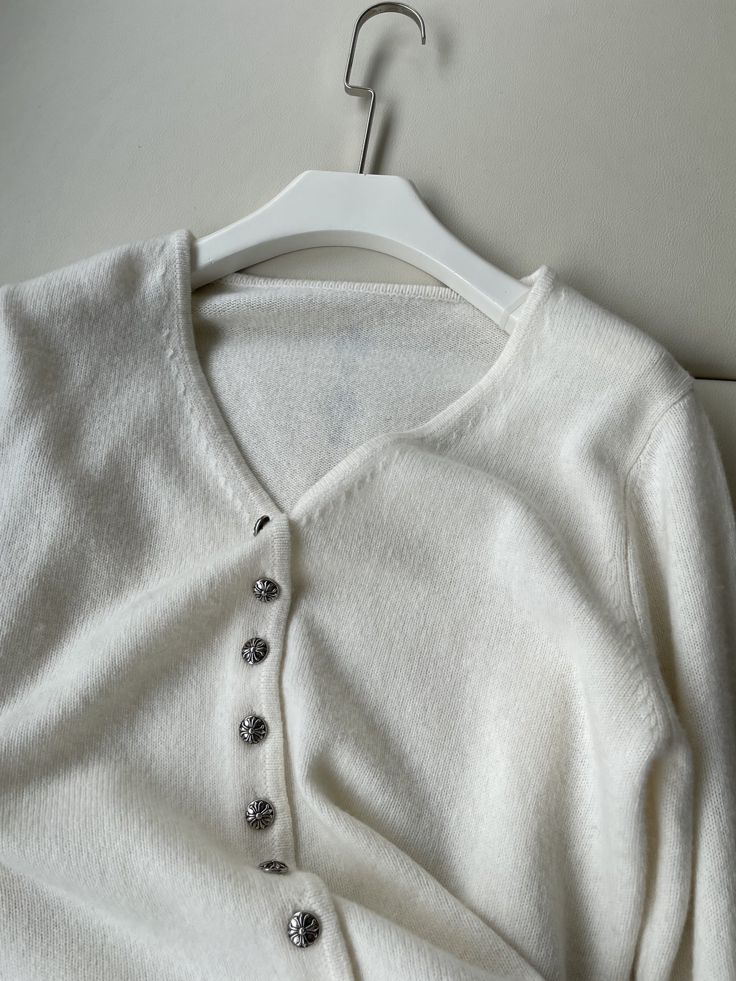 Stylish Female Suit Co-Opted with Croker’s Crucifix: Comfortable, Beautiful, and Versatile - 图片 2