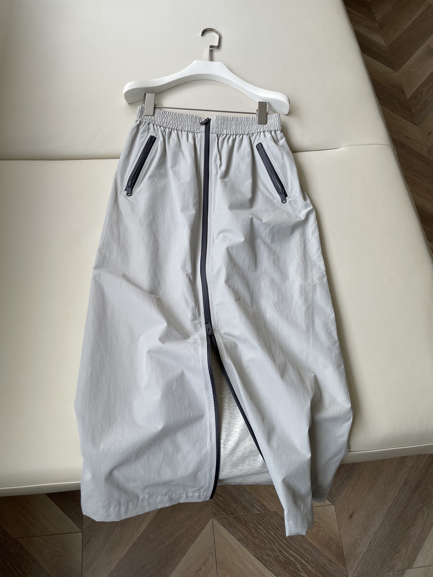 Moncler Hills Custom Gray Dress: Waterproof, Flexible, and Stylish Outdoor Wear. - 图片 1