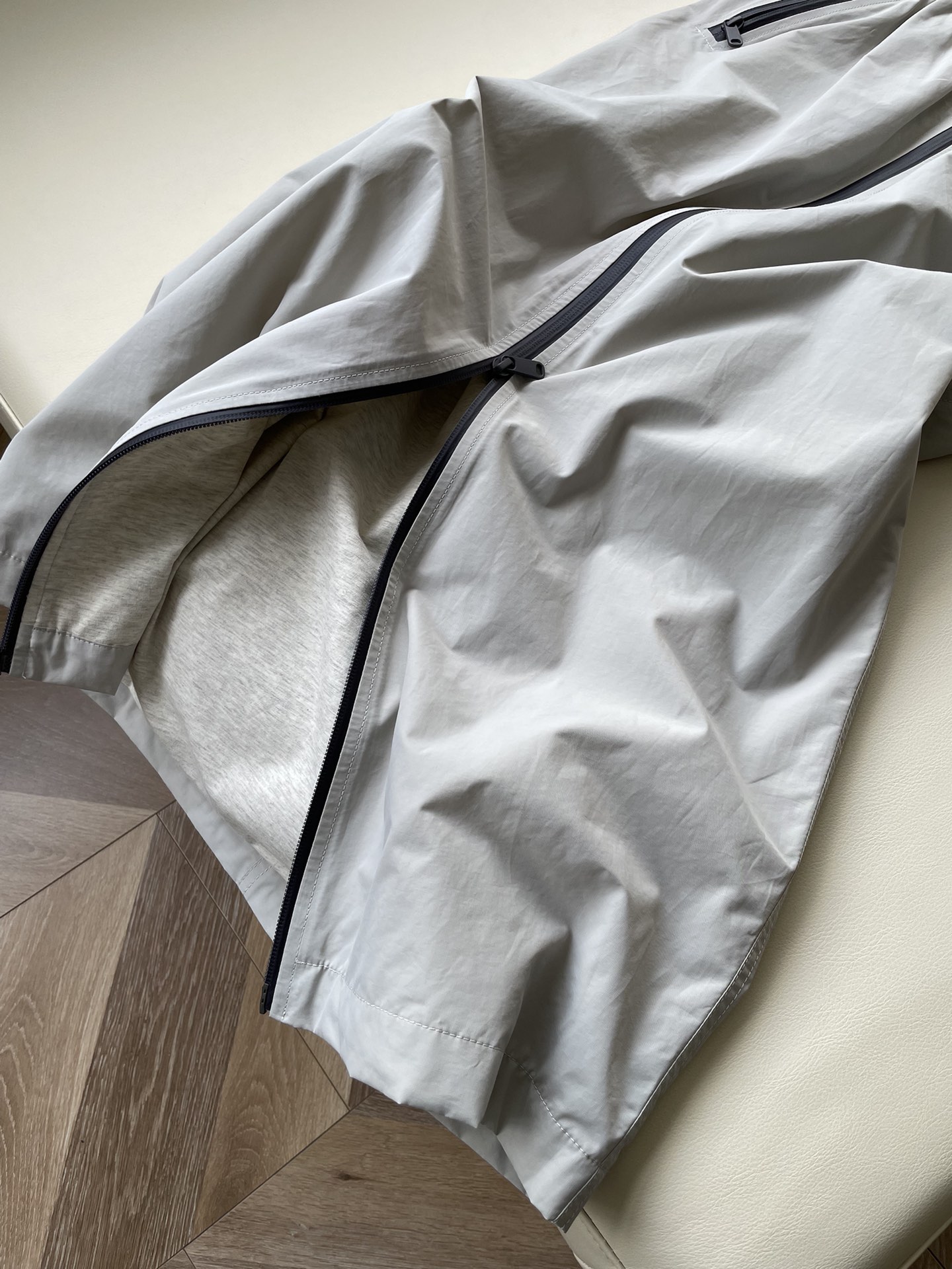 Moncler Hills Custom Gray Dress: Waterproof, Flexible, and Stylish Outdoor Wear. - 图片 4