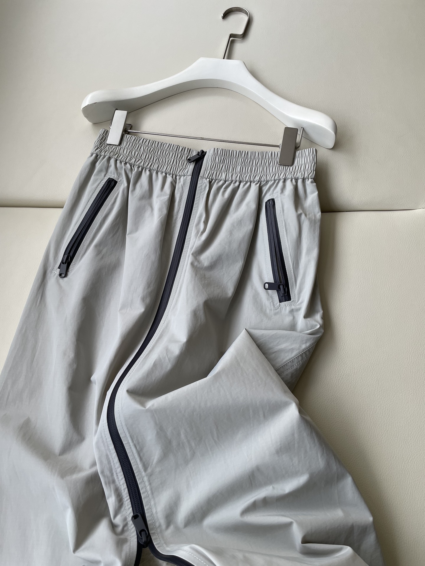Moncler Hills Custom Gray Dress: Waterproof, Flexible, and Stylish Outdoor Wear. - 图片 2