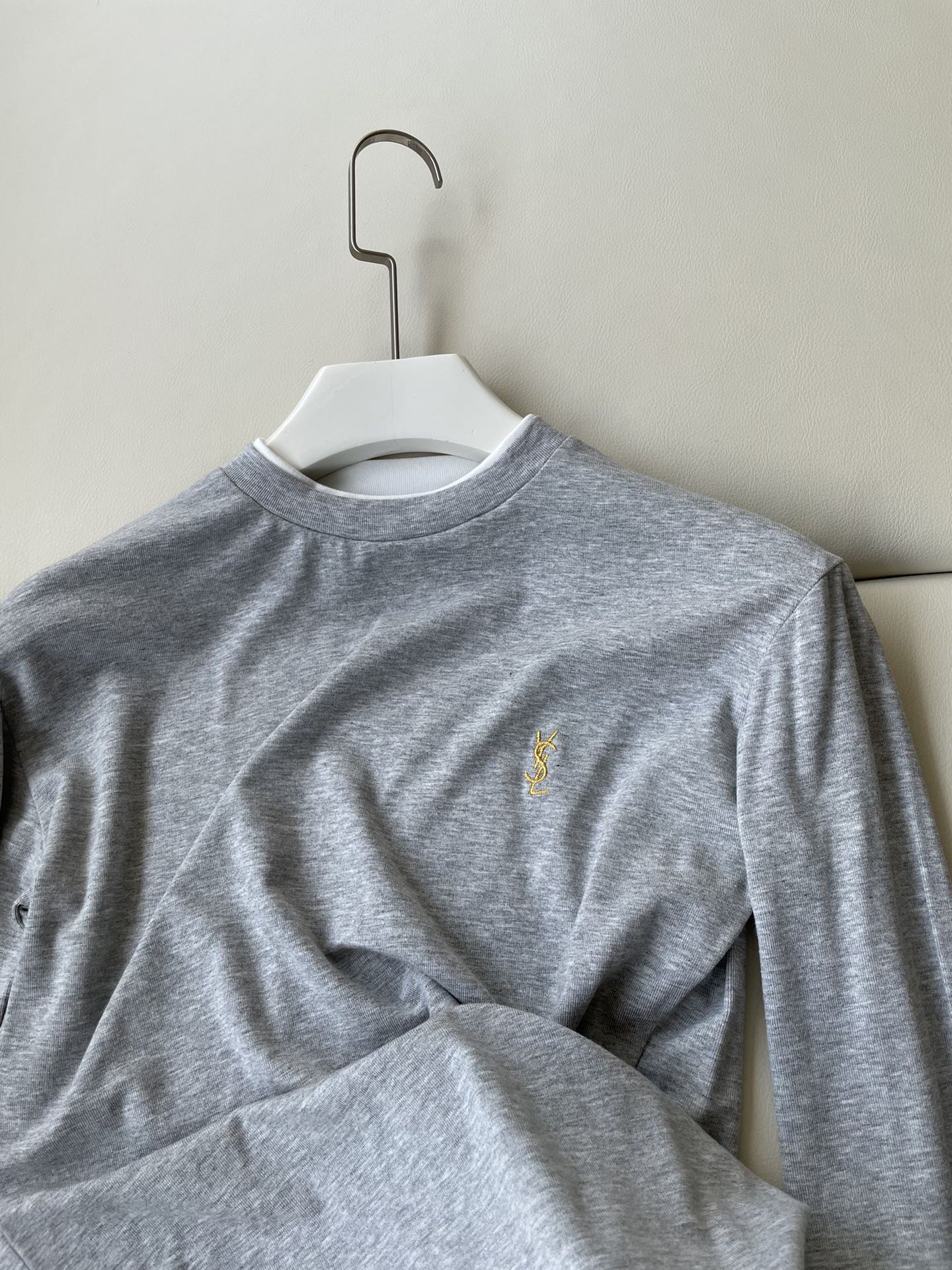 Fashionable Single-Size Female Suit with YSL T-Shirt: Stylish, Comfortable, and Versatile - 图片 2