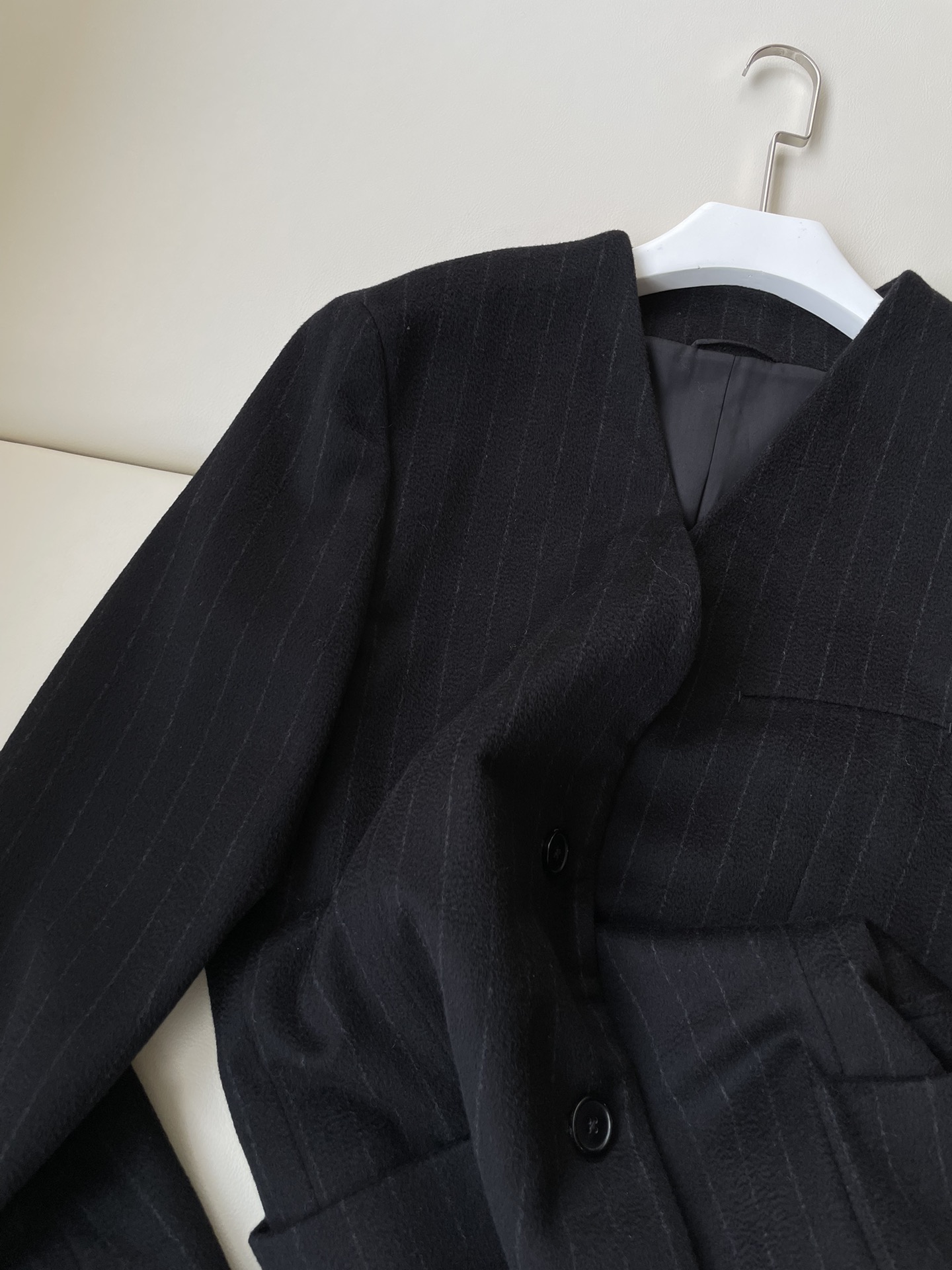 Luxurious Velvet Striped Suit with Architectural Aesthetics and Versatile Design - 图片 3