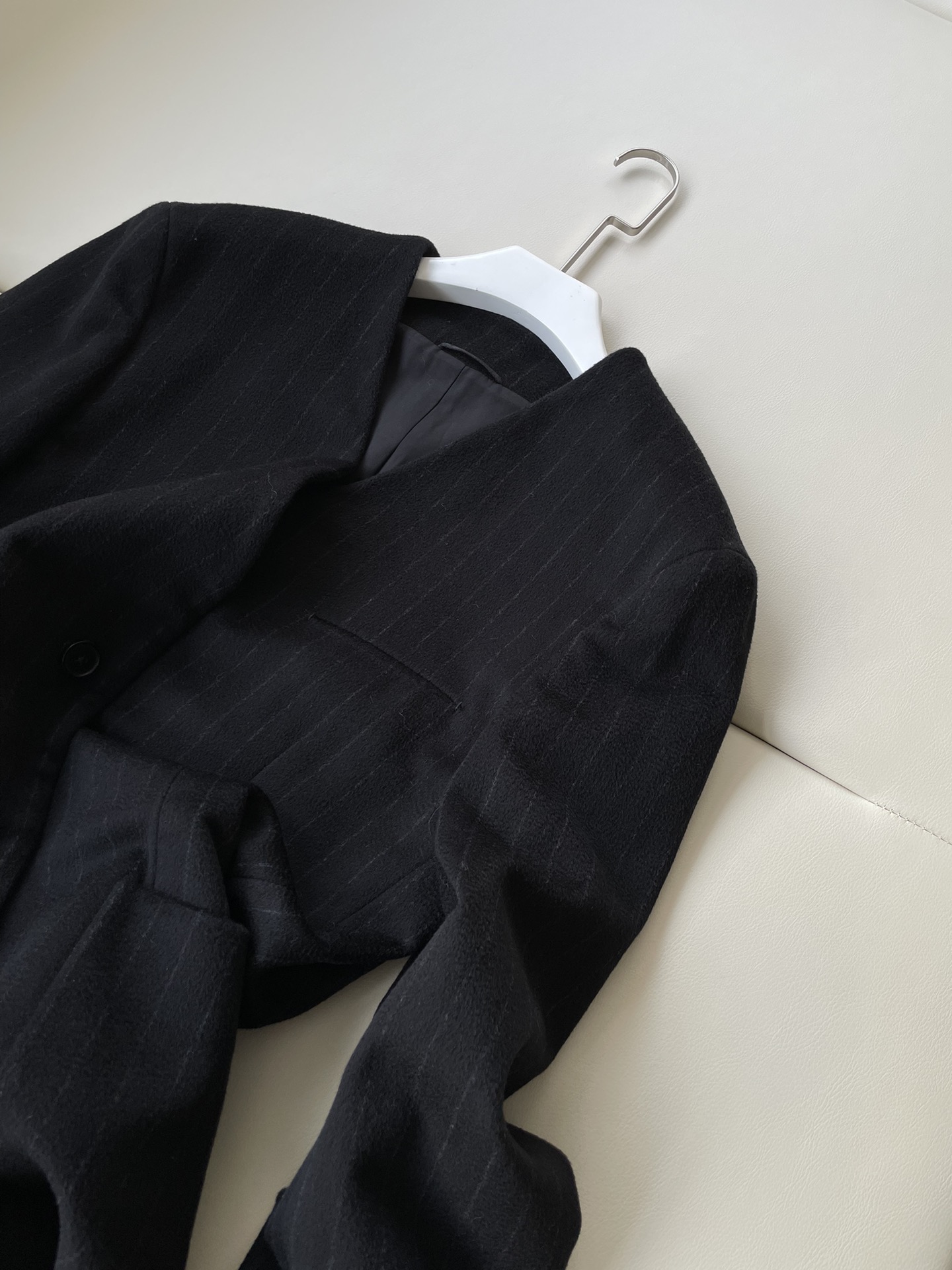 Luxurious Velvet Striped Suit with Architectural Aesthetics and Versatile Design - 图片 4